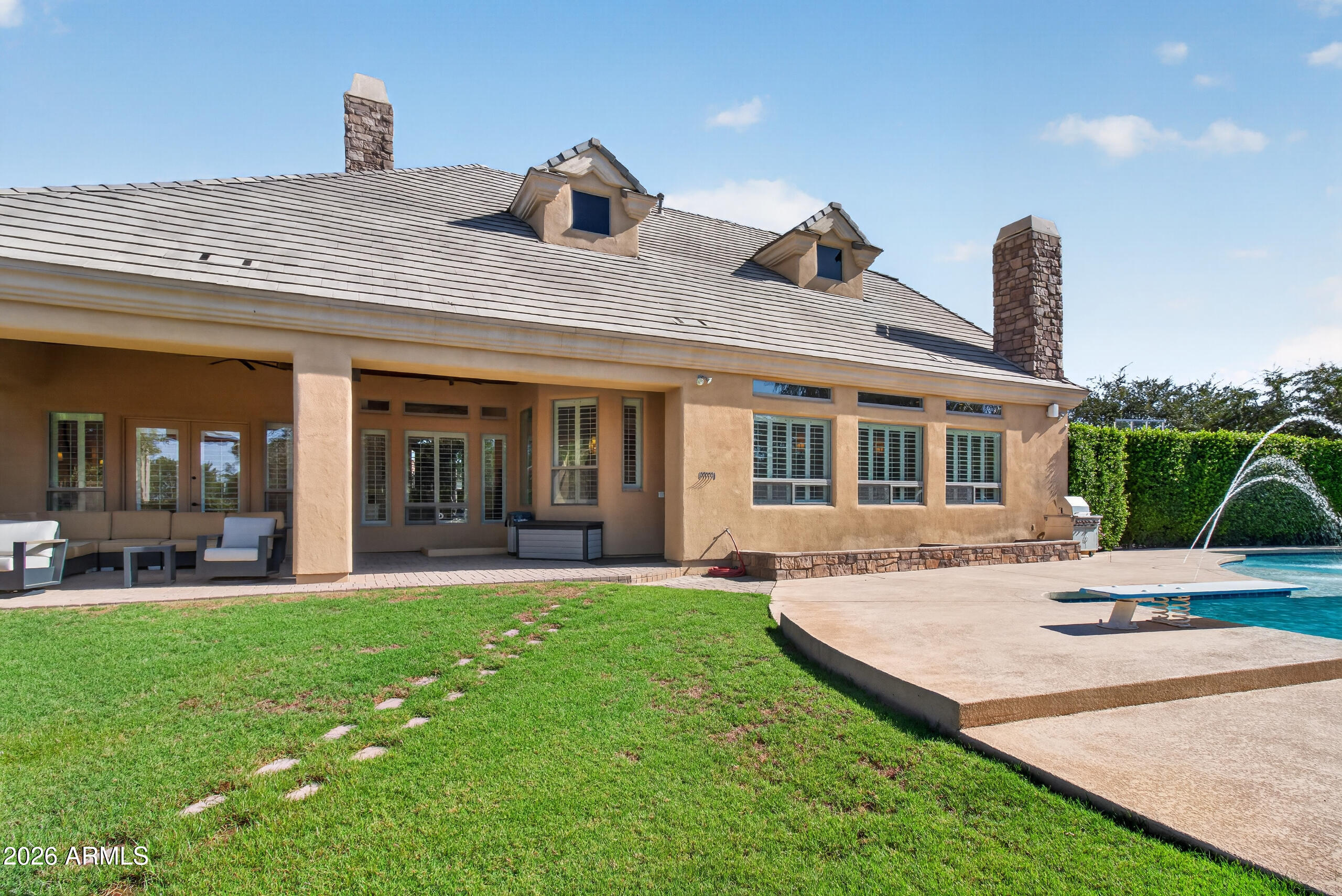 2918 E WATERMAN Way
