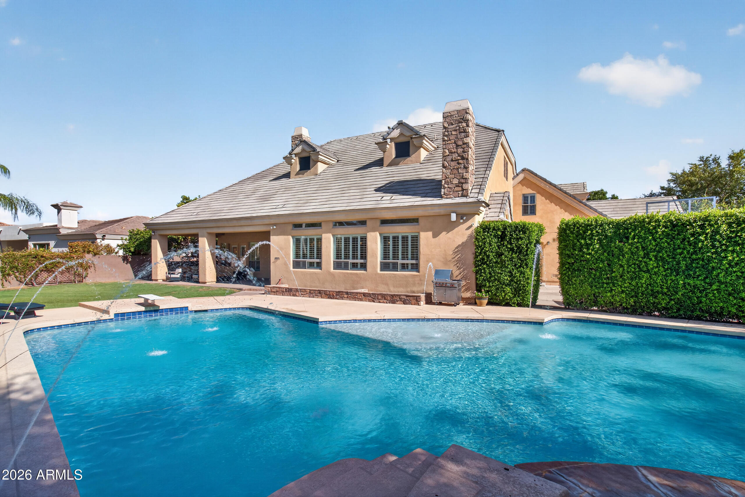 2918 E WATERMAN Way