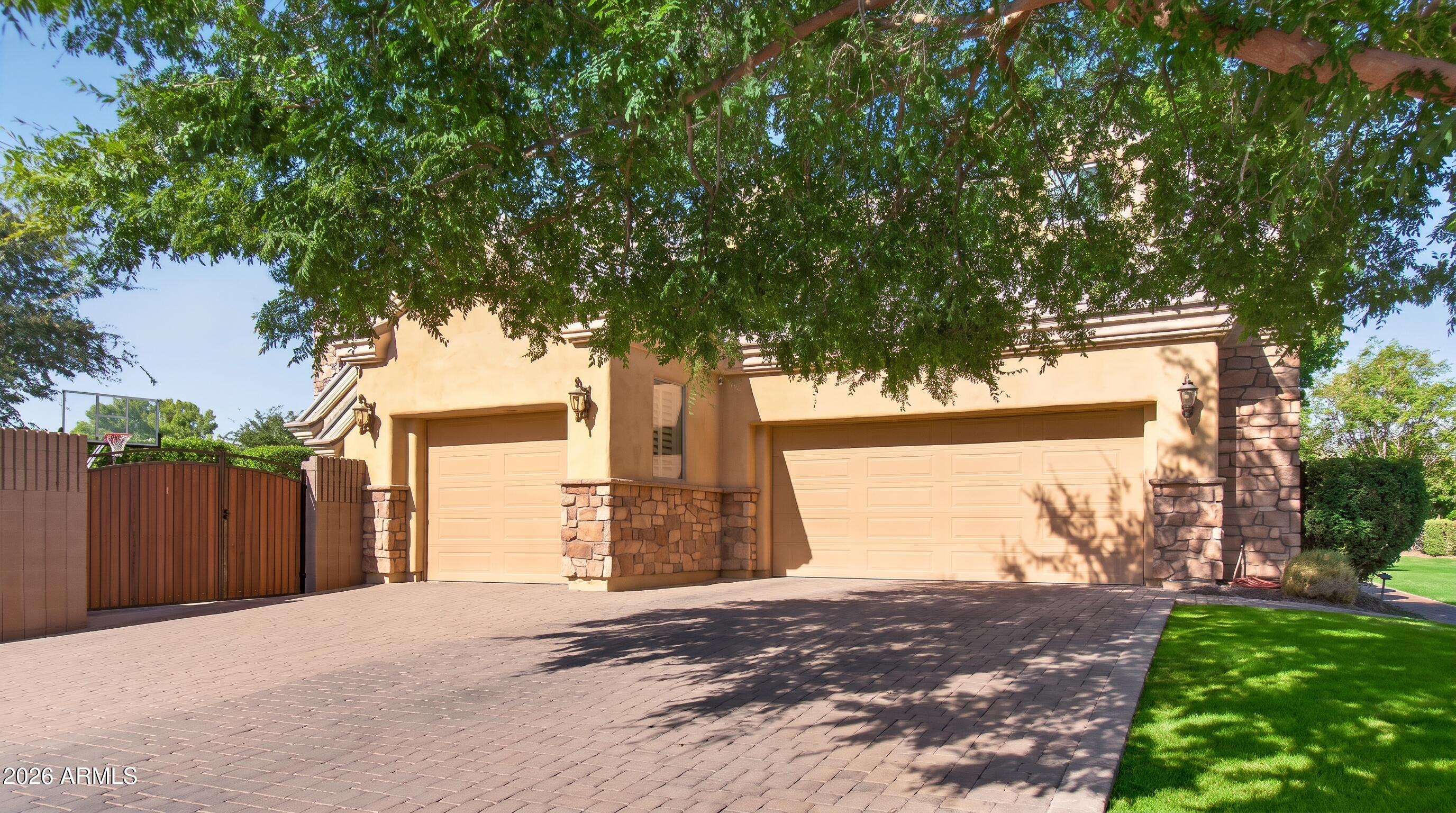 2918 E WATERMAN Way