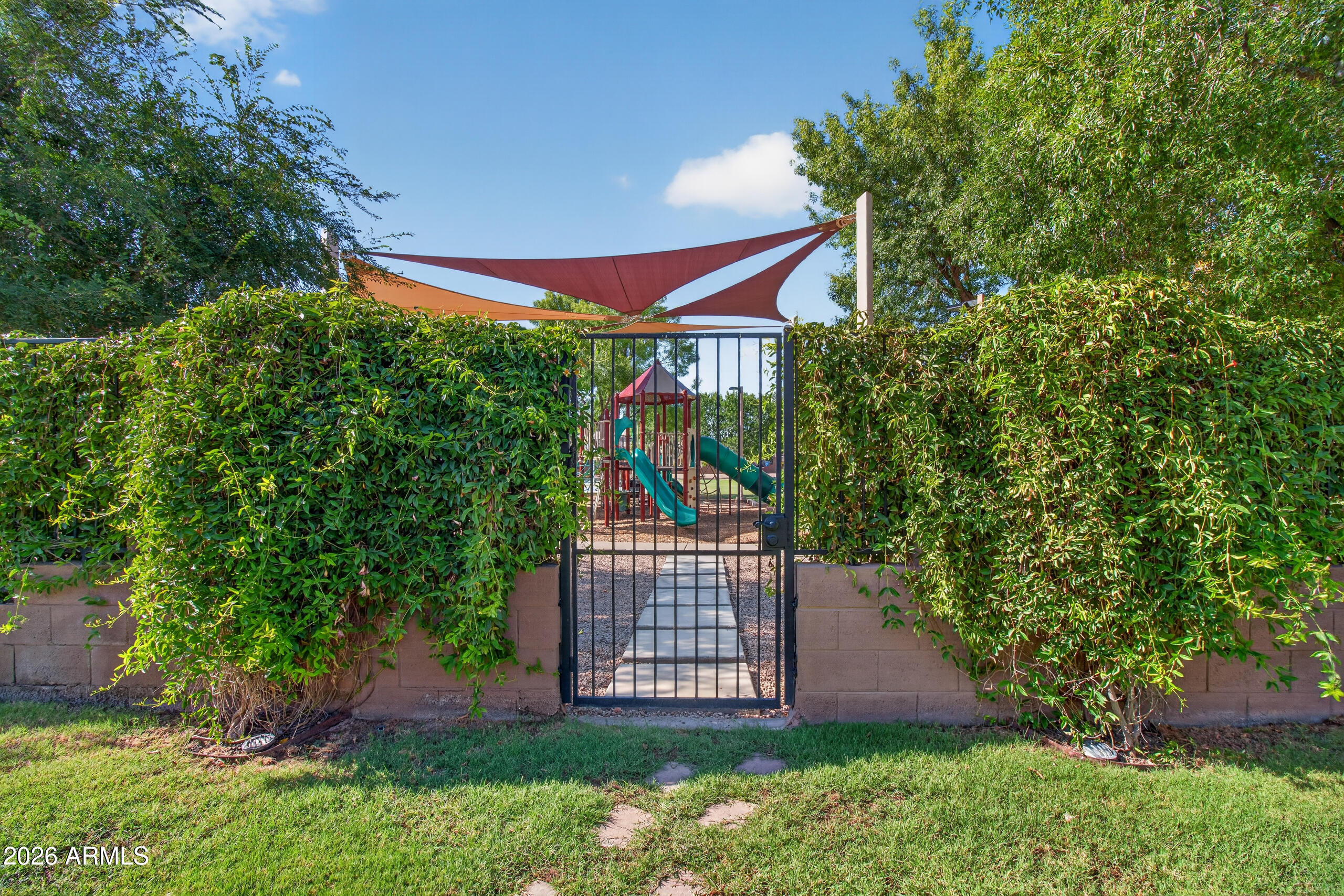 2918 E WATERMAN Way