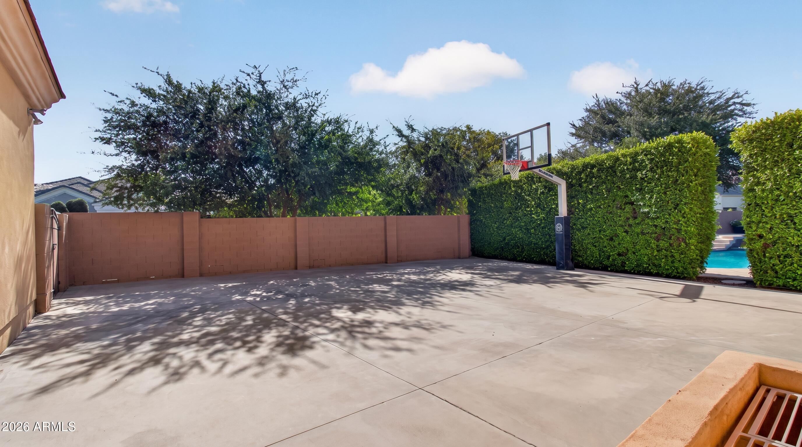 2918 E WATERMAN Way