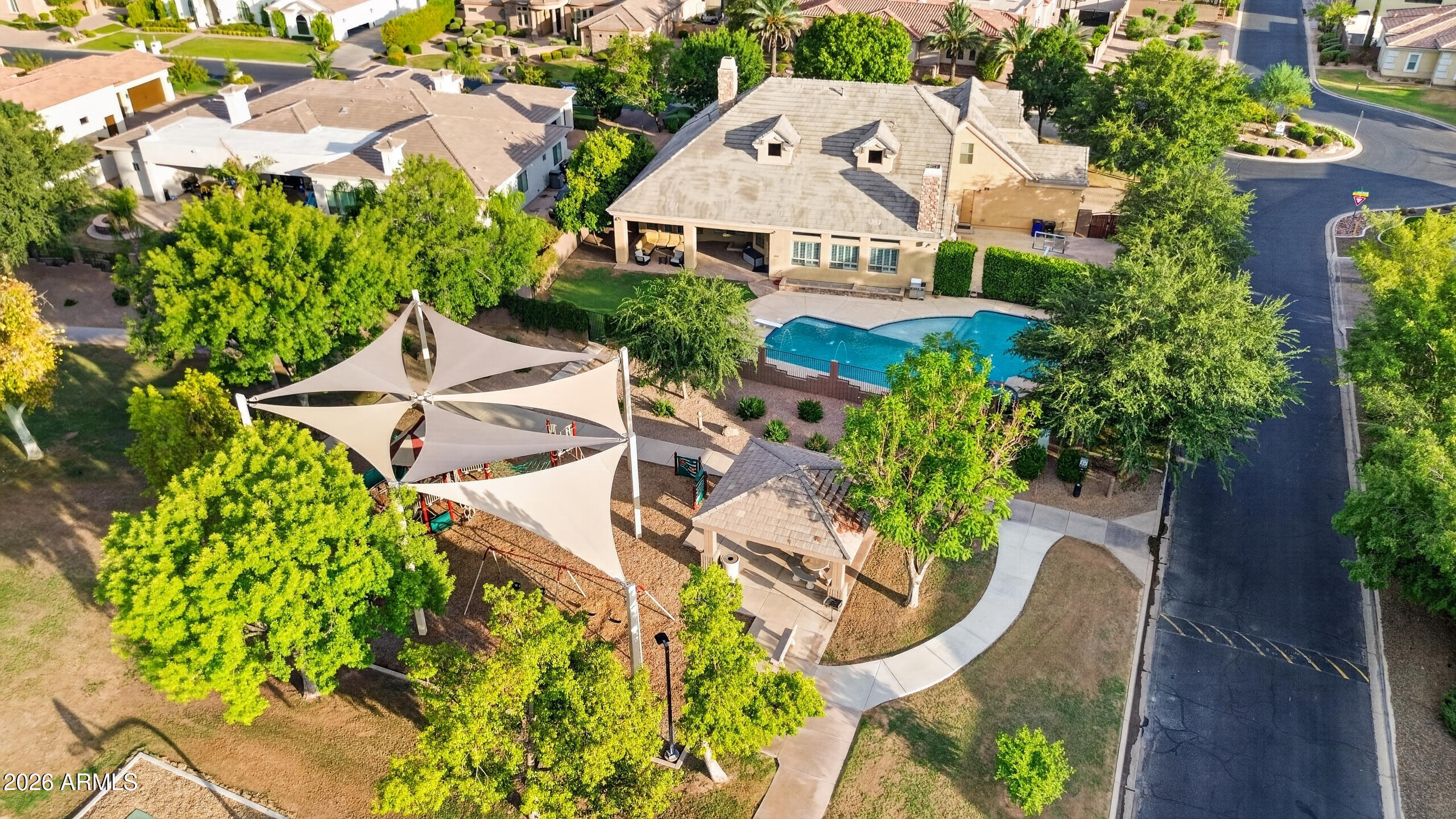 2918 E WATERMAN Way