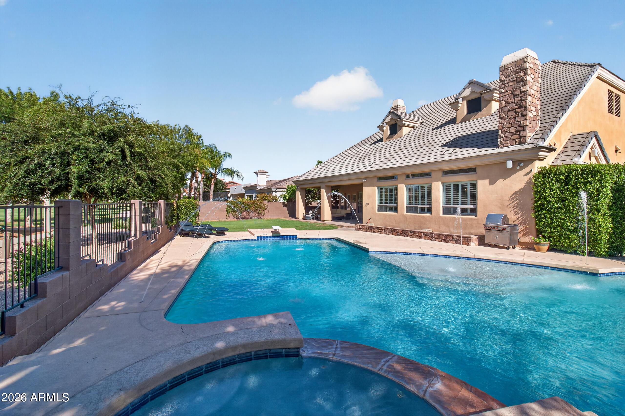 2918 E WATERMAN Way