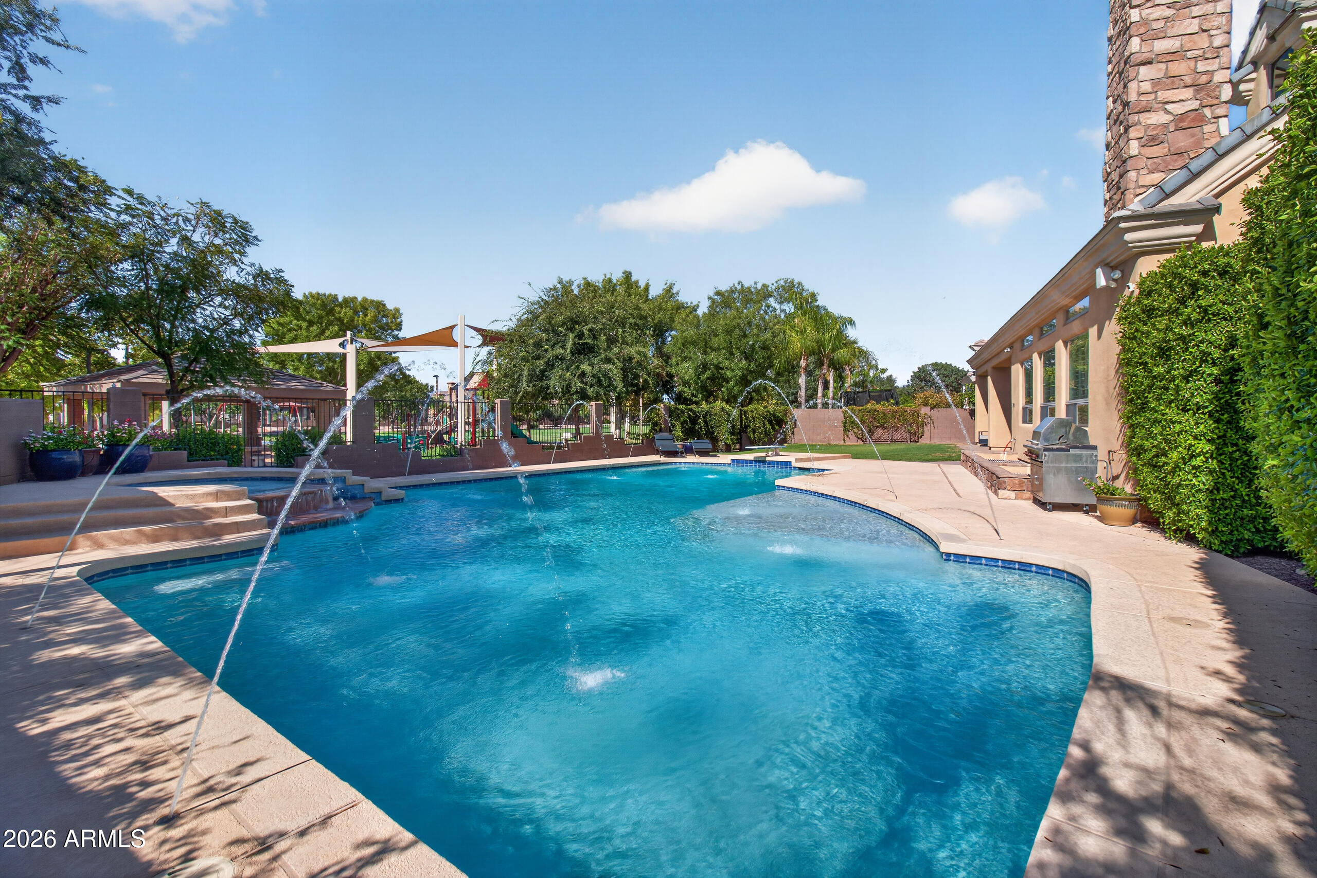 2918 E WATERMAN Way