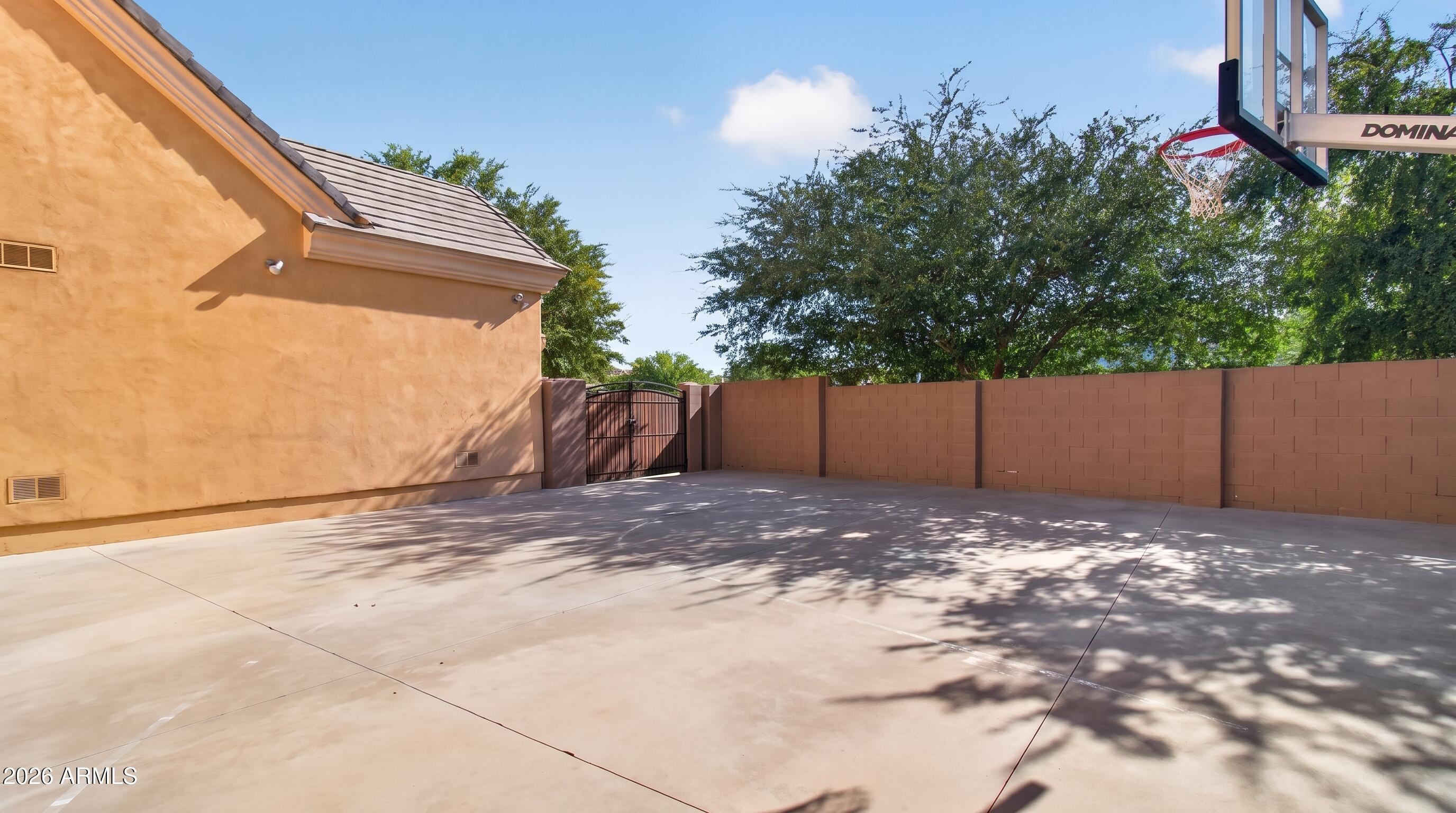 2918 E WATERMAN Way