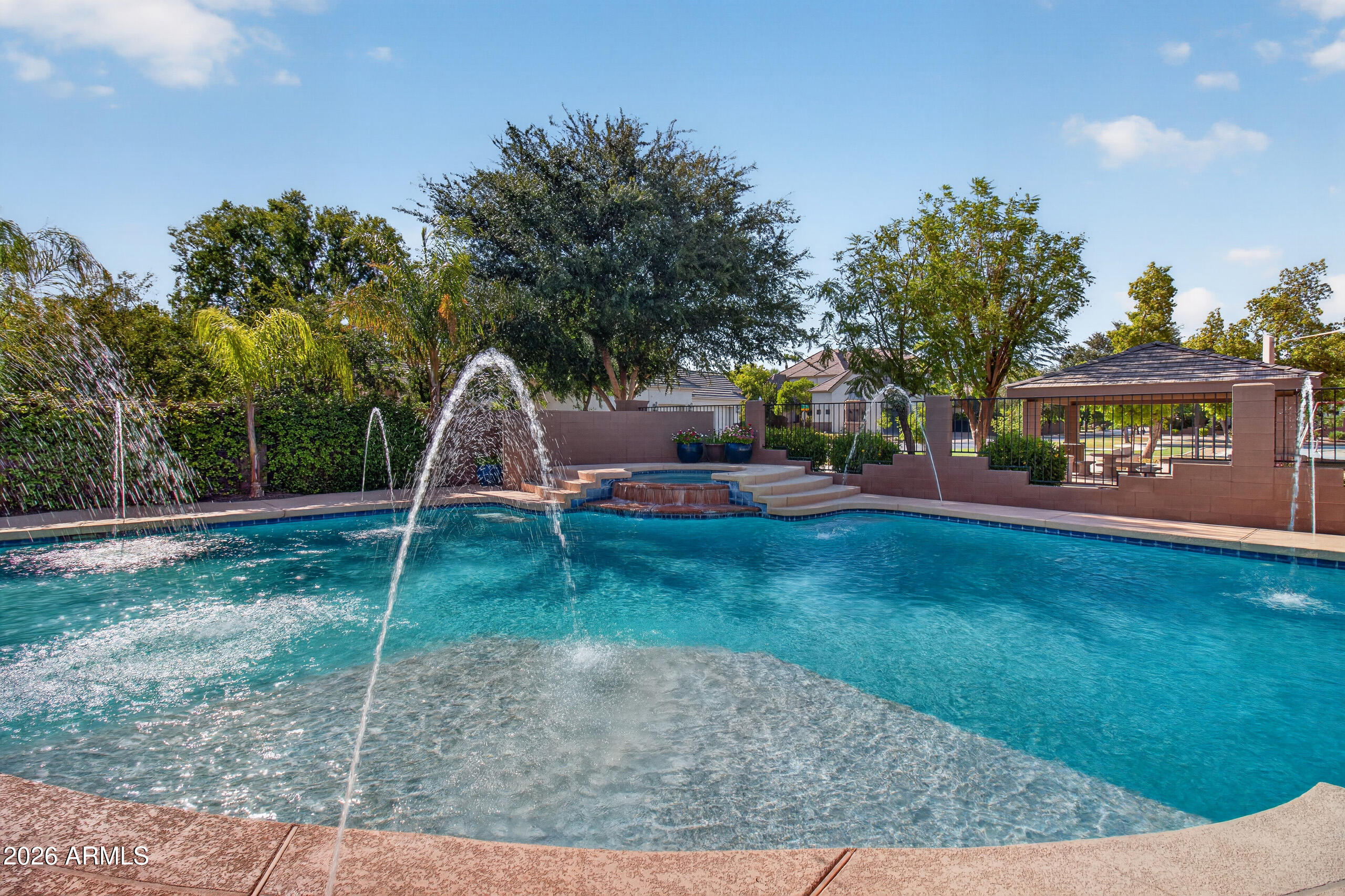 2918 E WATERMAN Way