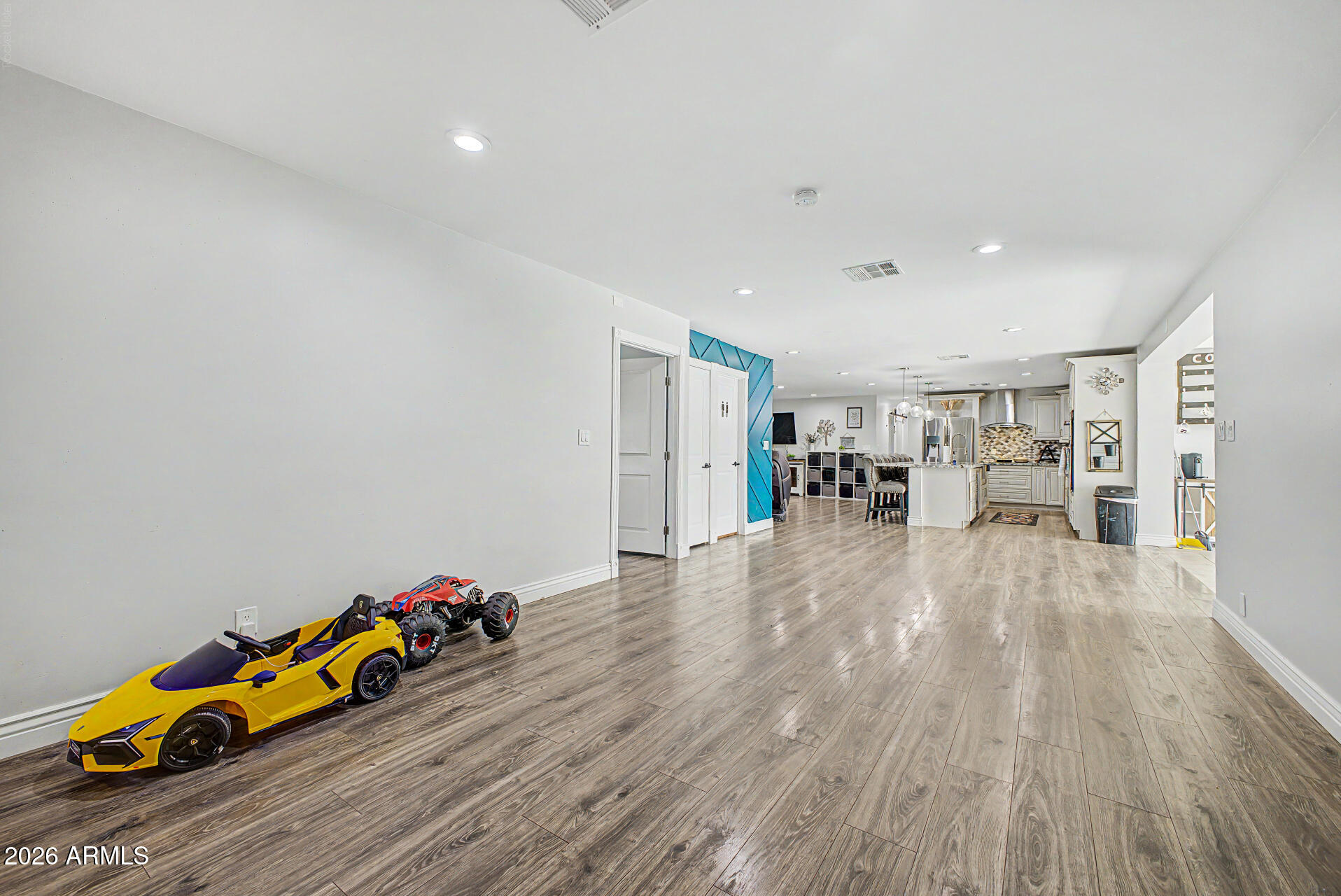10302 W EARLL Drive