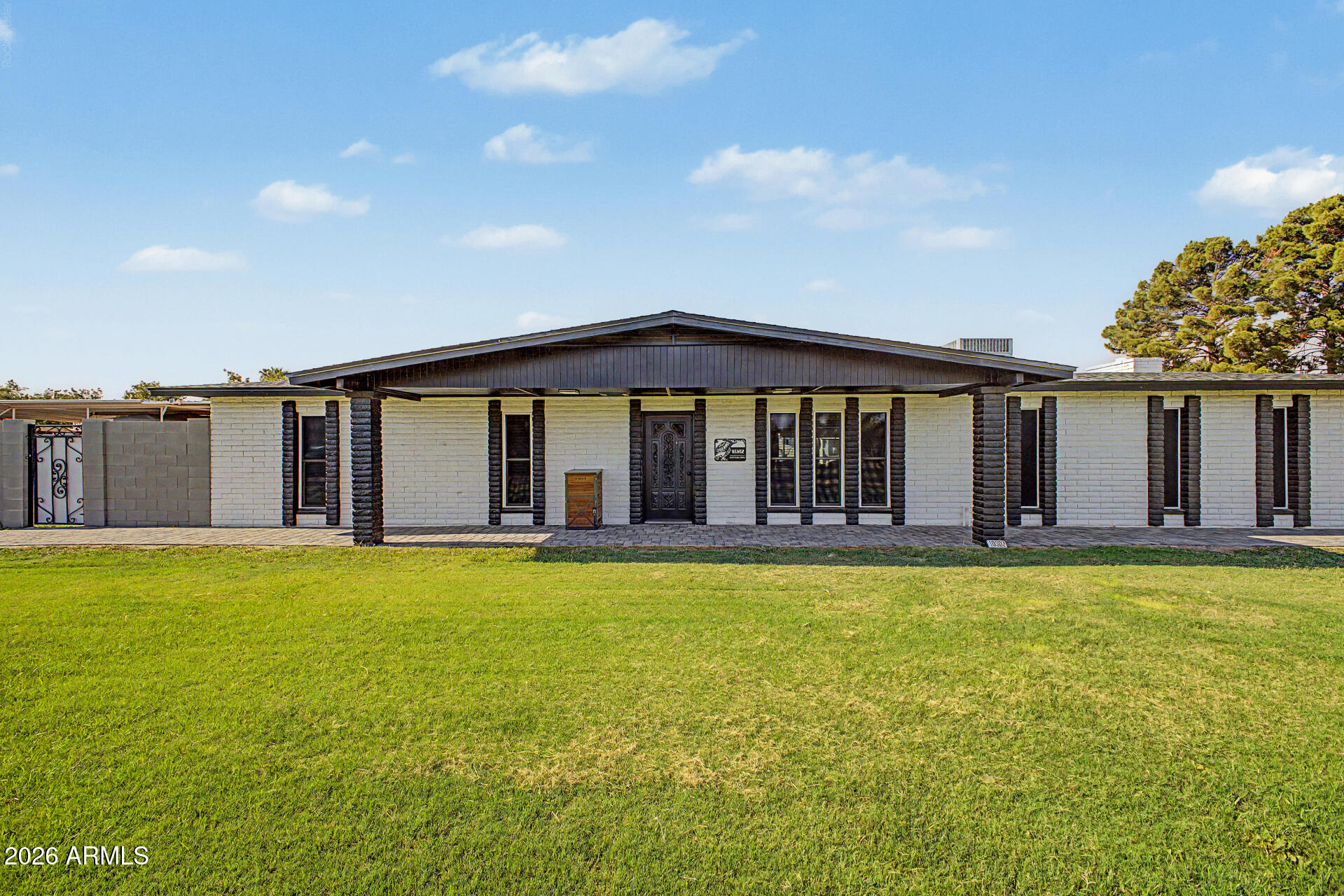 10302 W EARLL Drive