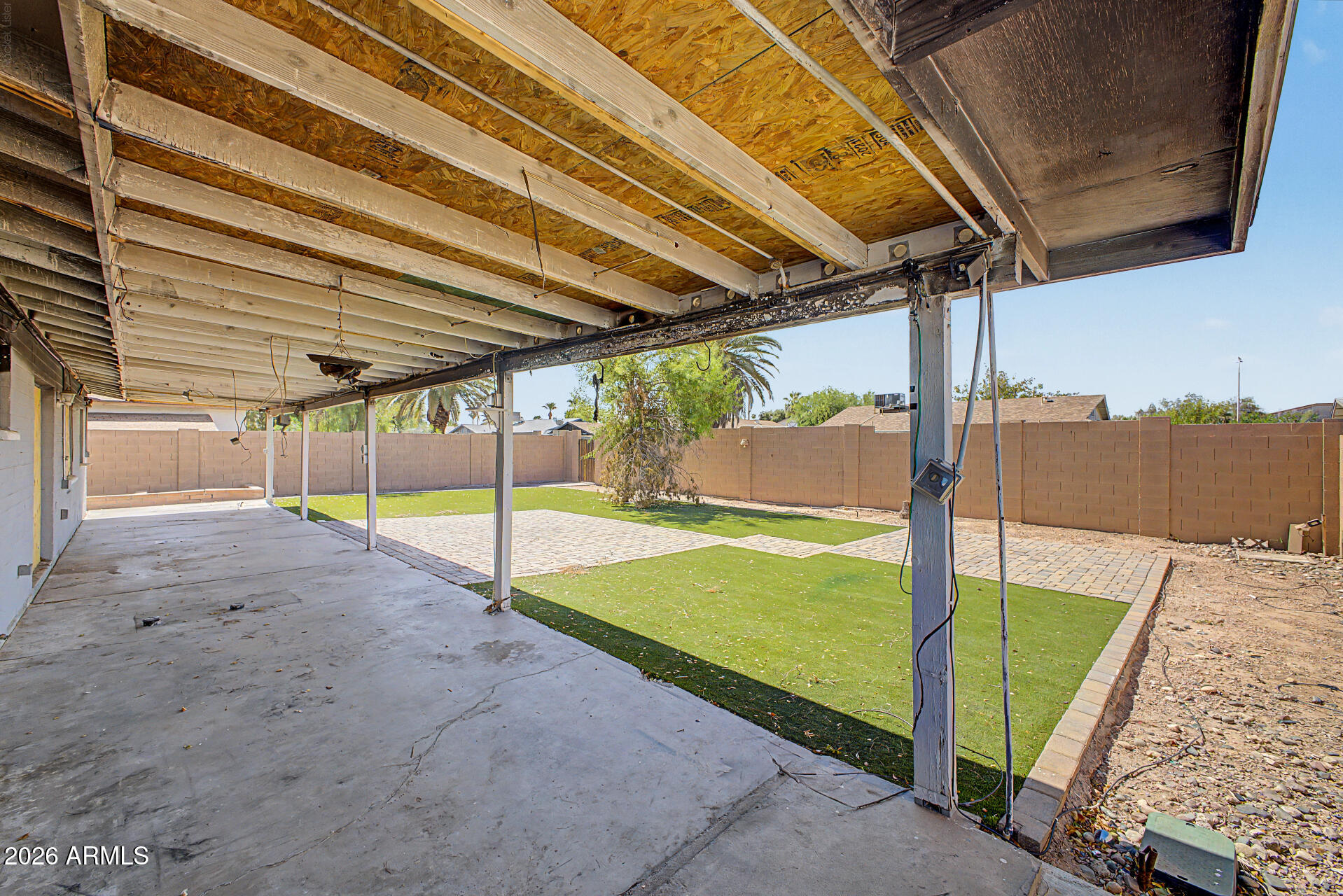 1825 E LA DONNA Drive