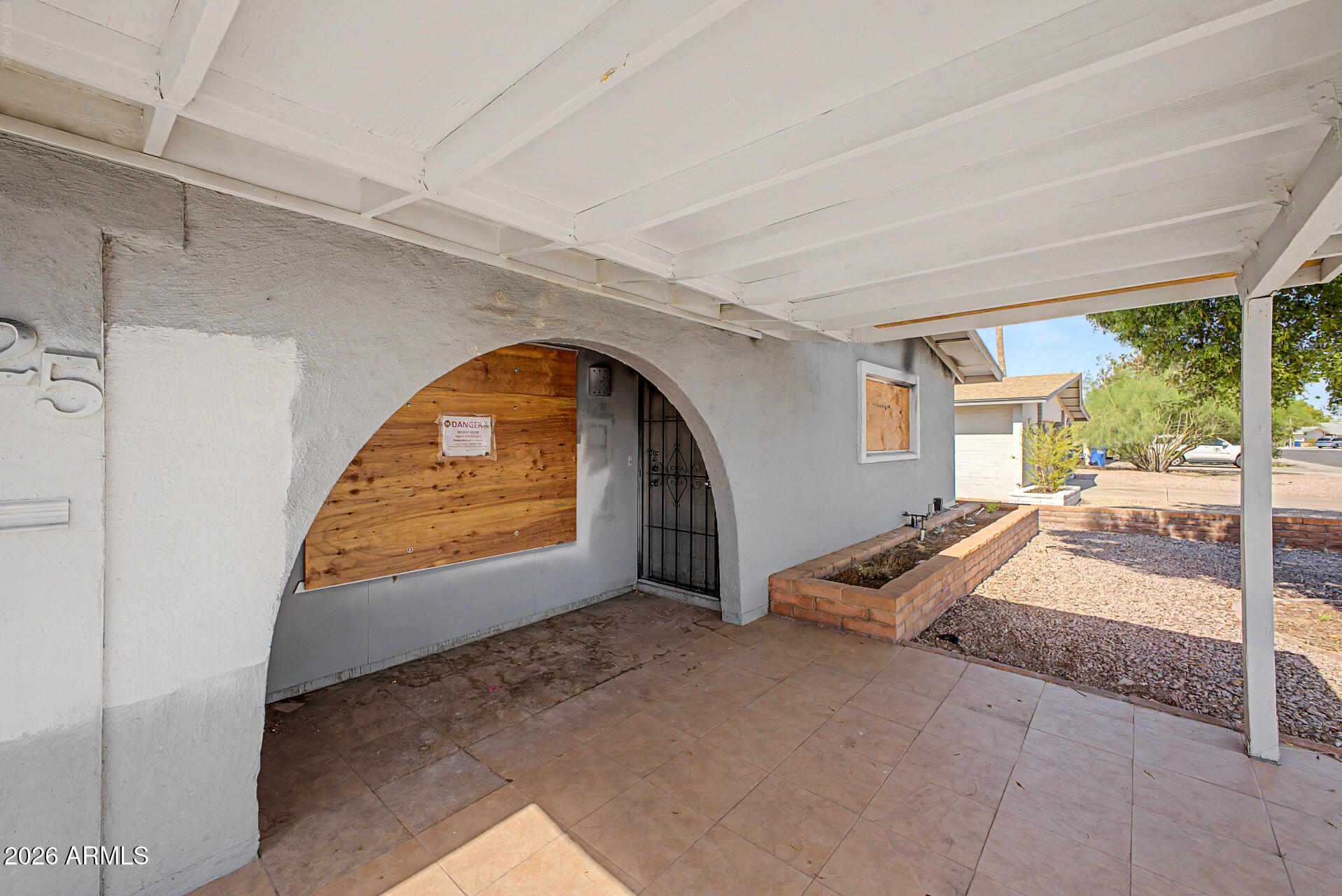 1825 E LA DONNA Drive
