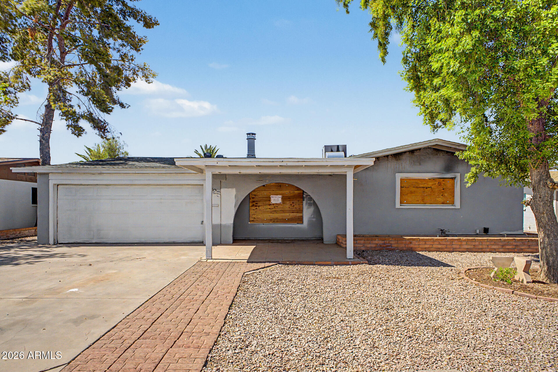 1825 E LA DONNA Drive