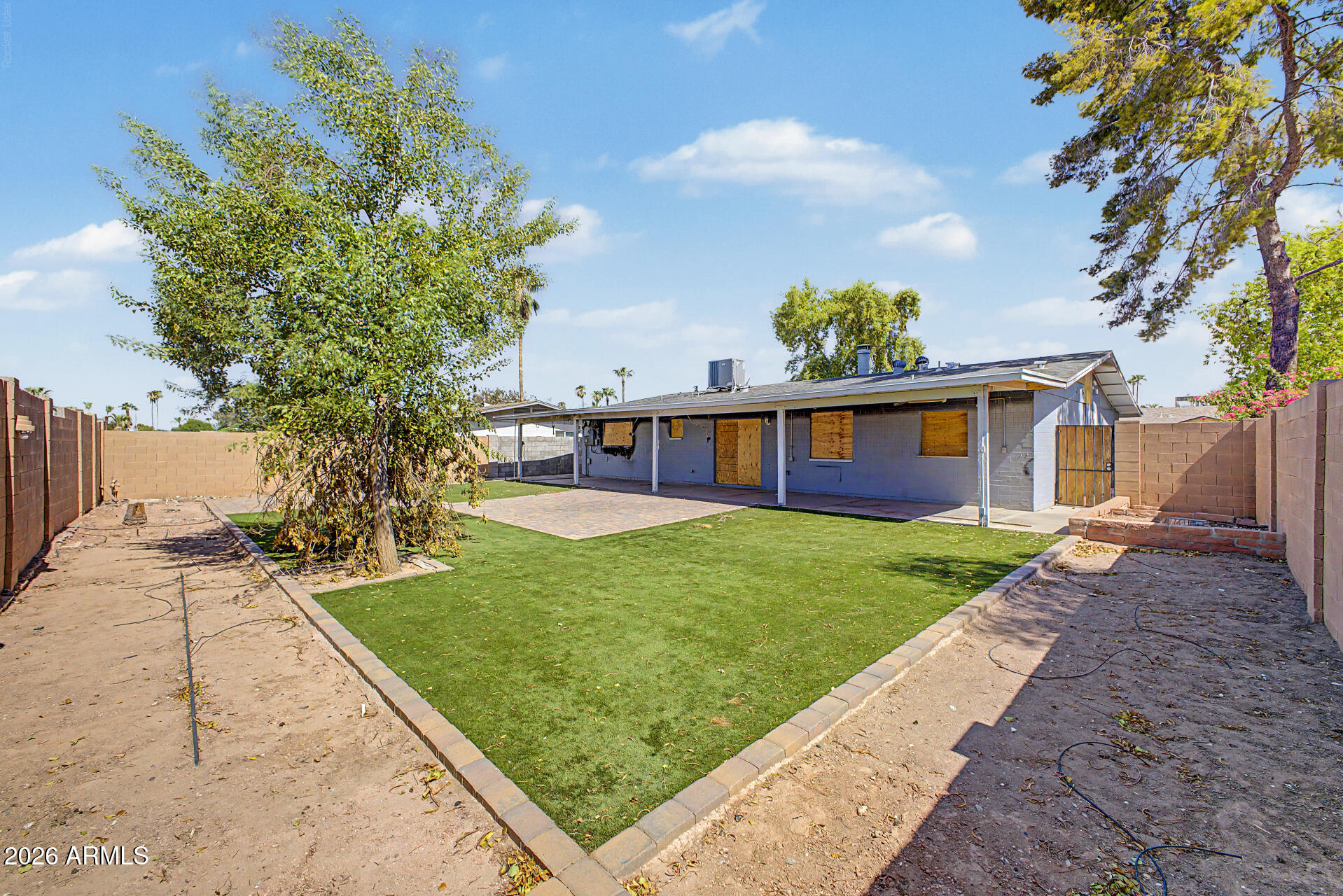 1825 E LA DONNA Drive