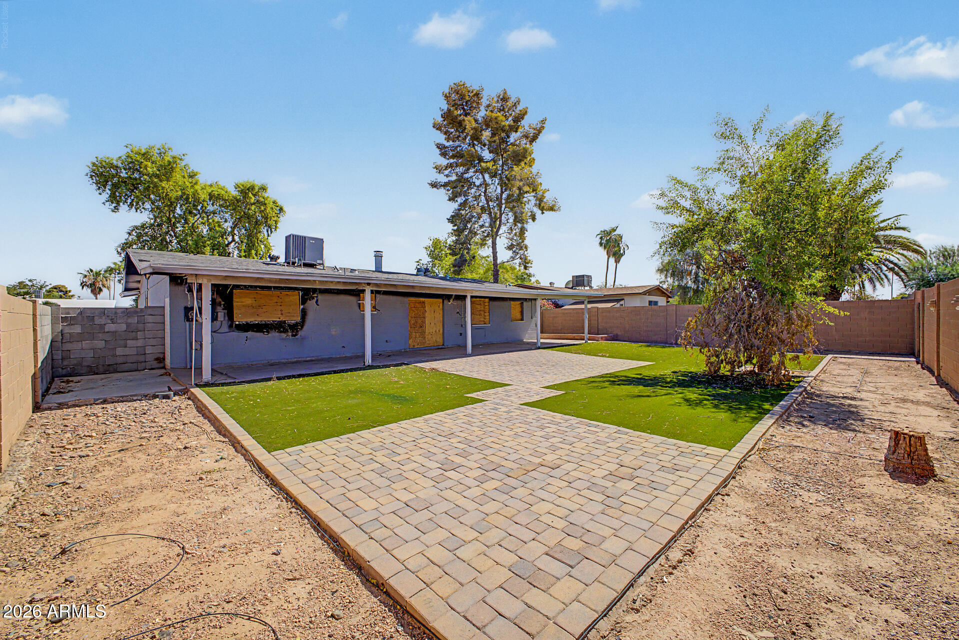 1825 E LA DONNA Drive