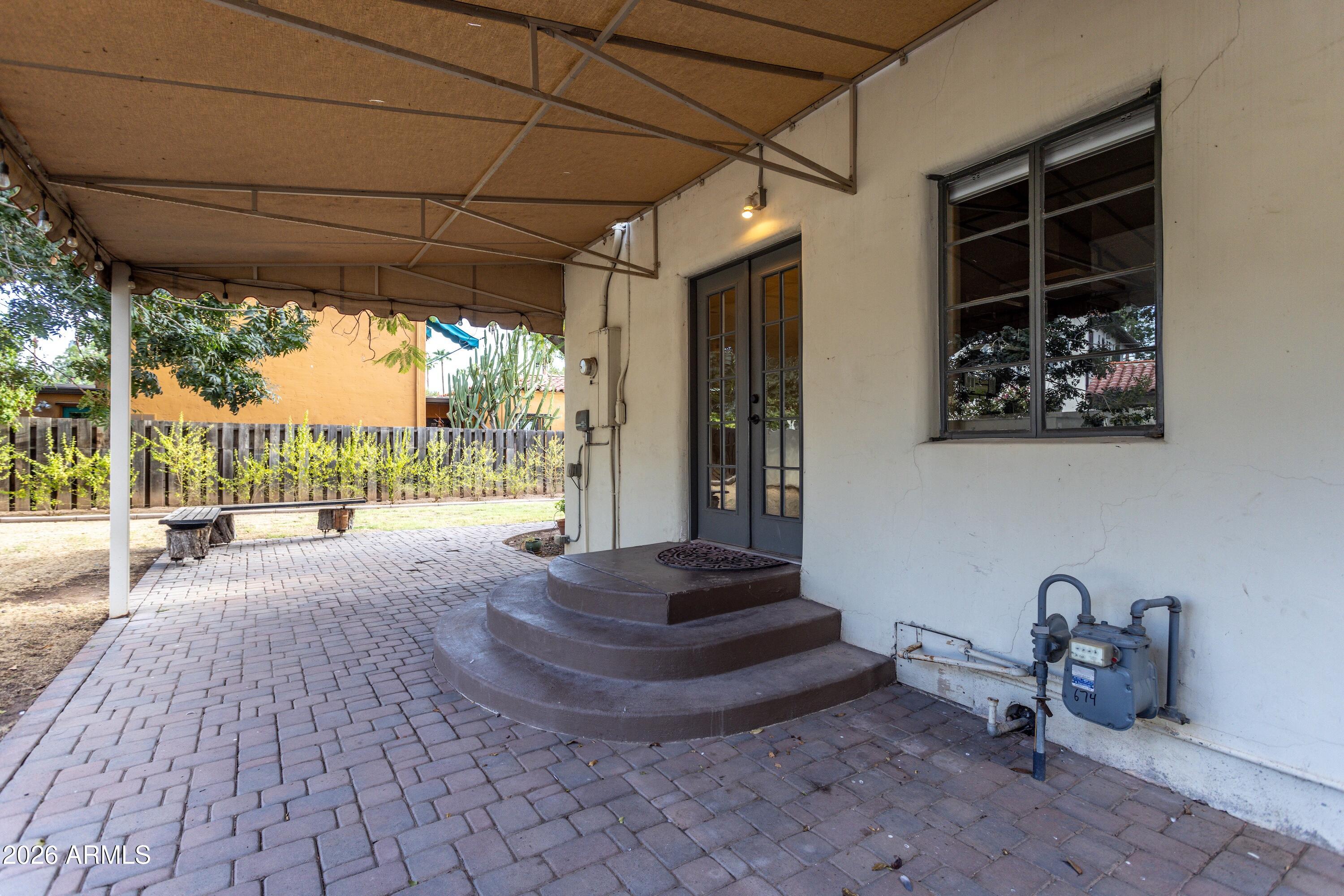 2207 N 11TH Avenue