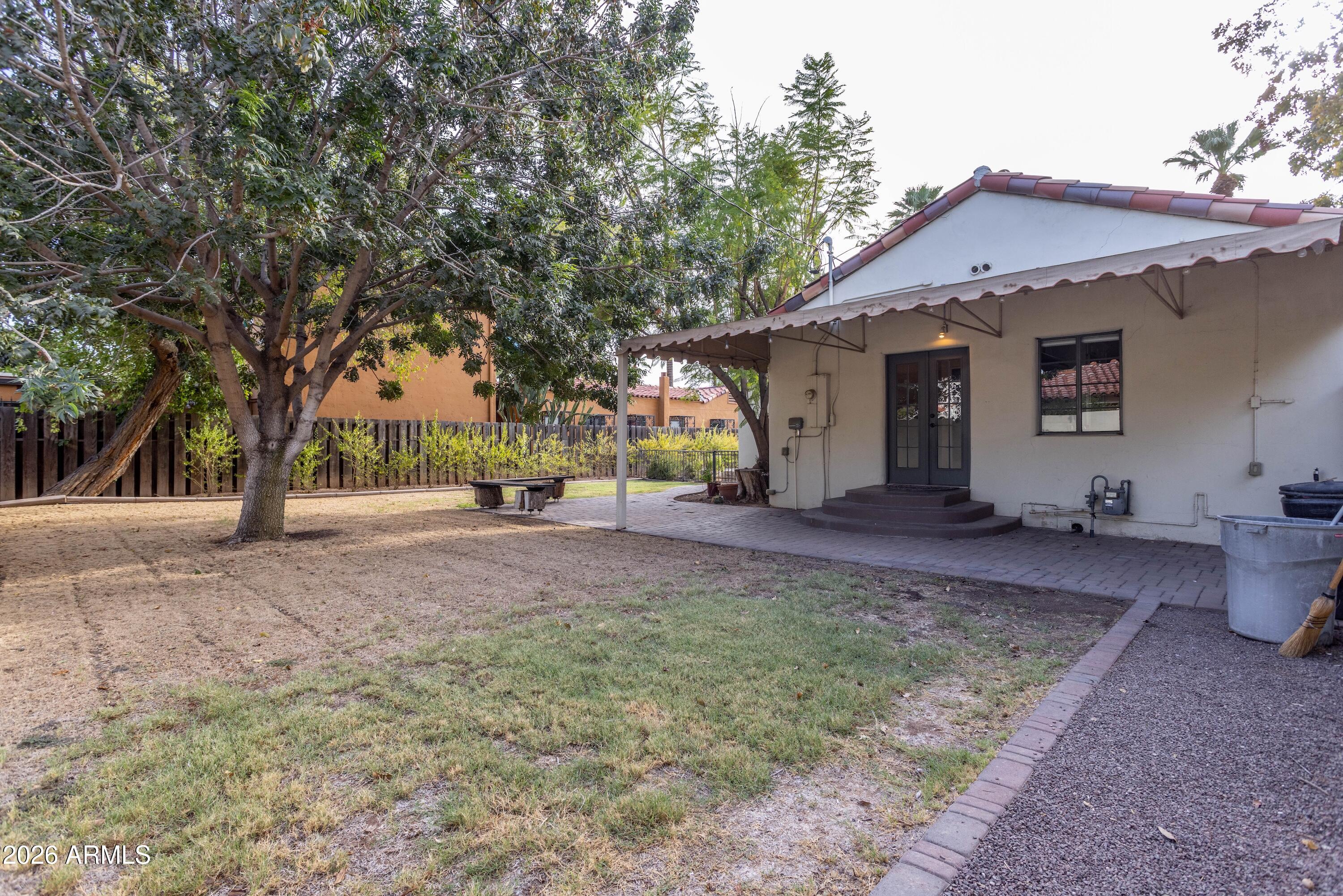 2207 N 11TH Avenue