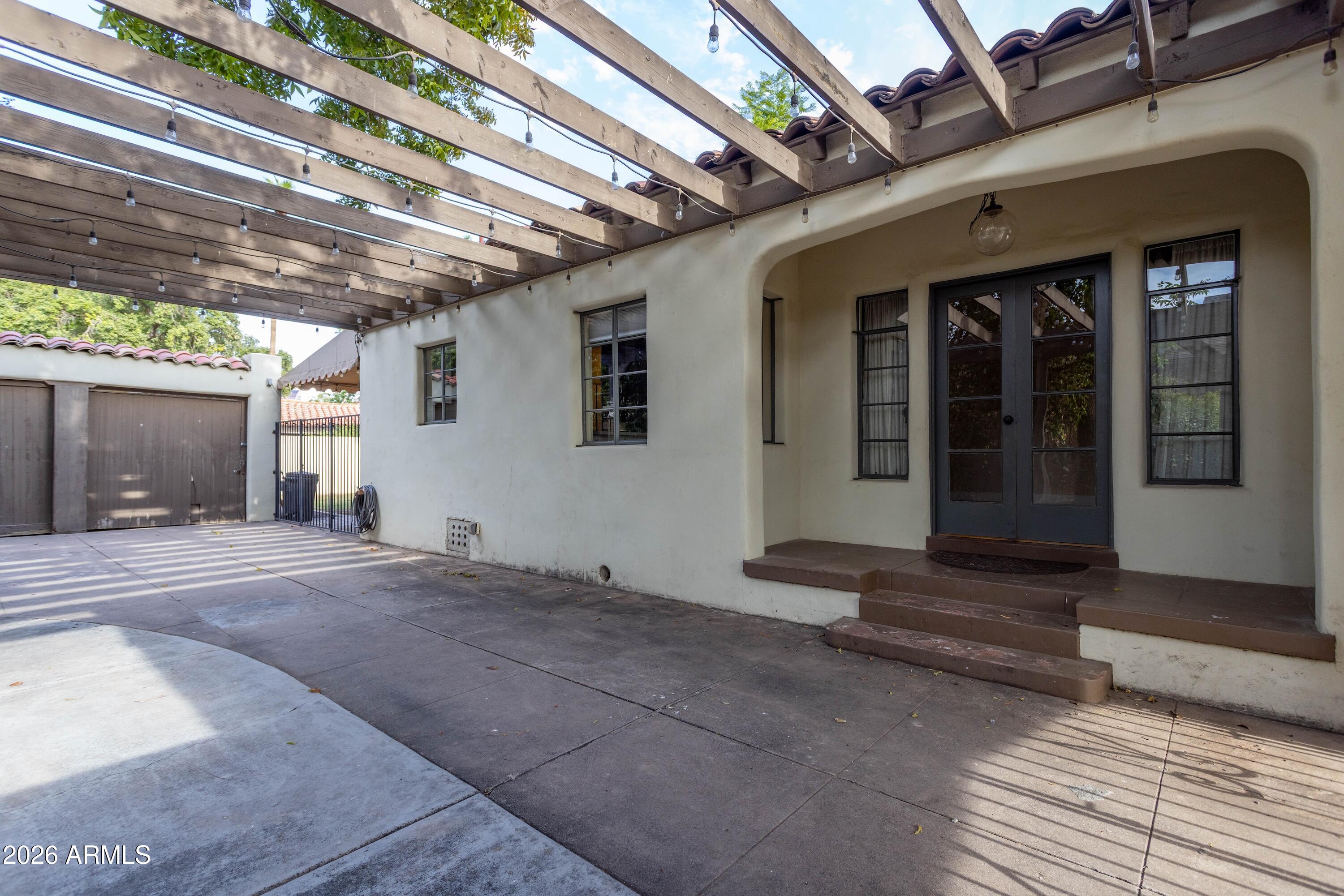 2207 N 11TH Avenue