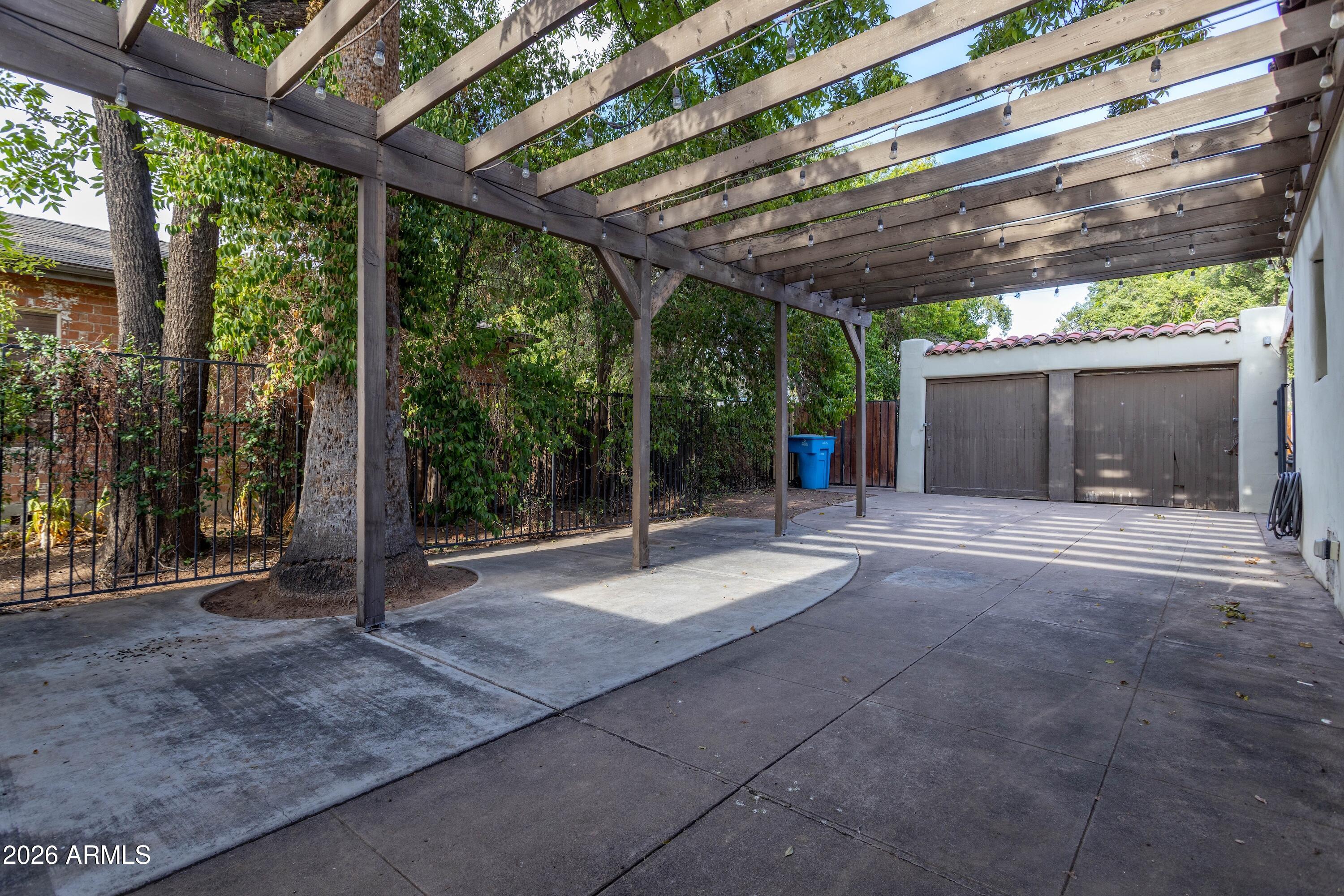 2207 N 11TH Avenue