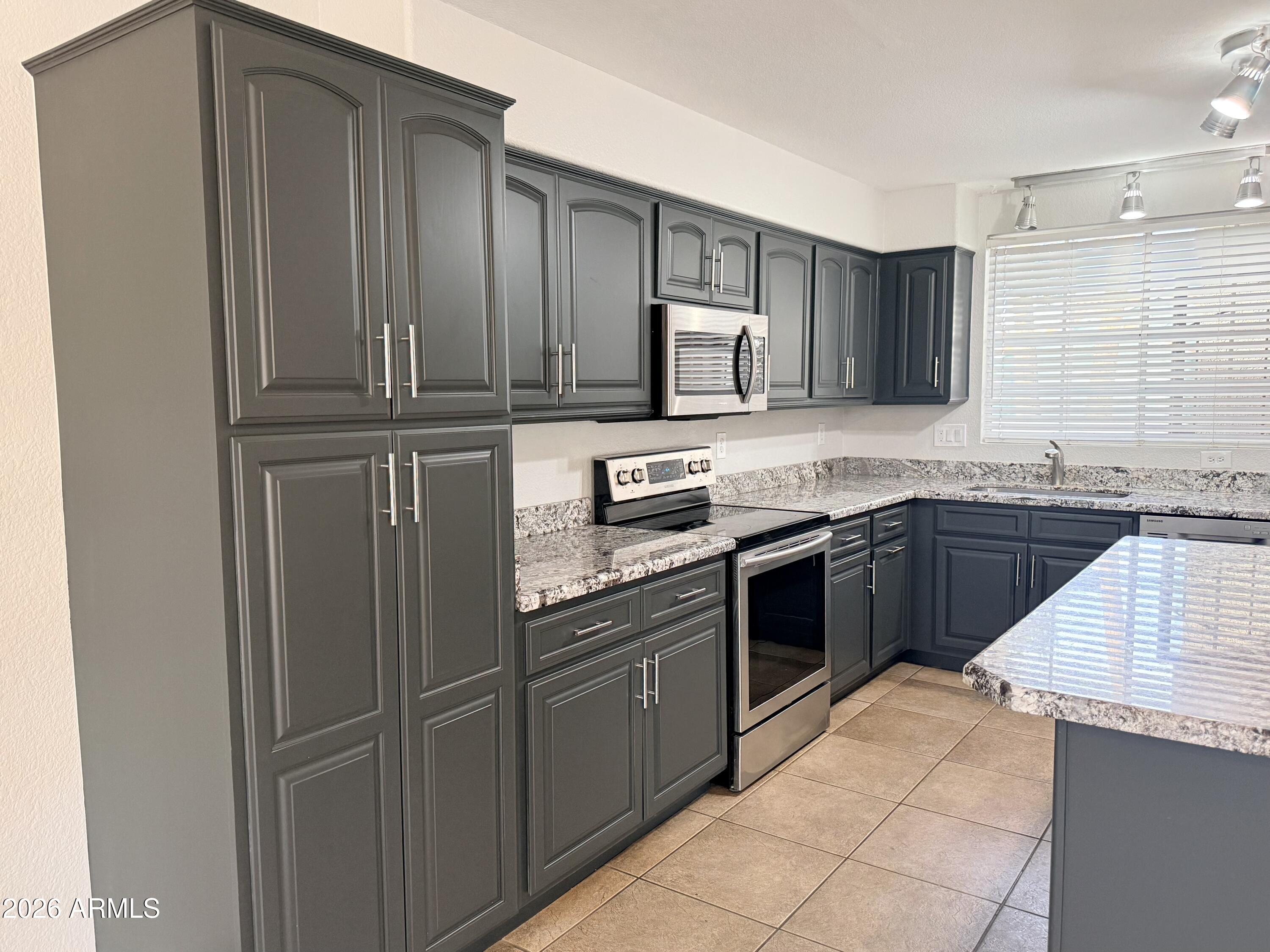 325 W LE MARCHE Avenue
