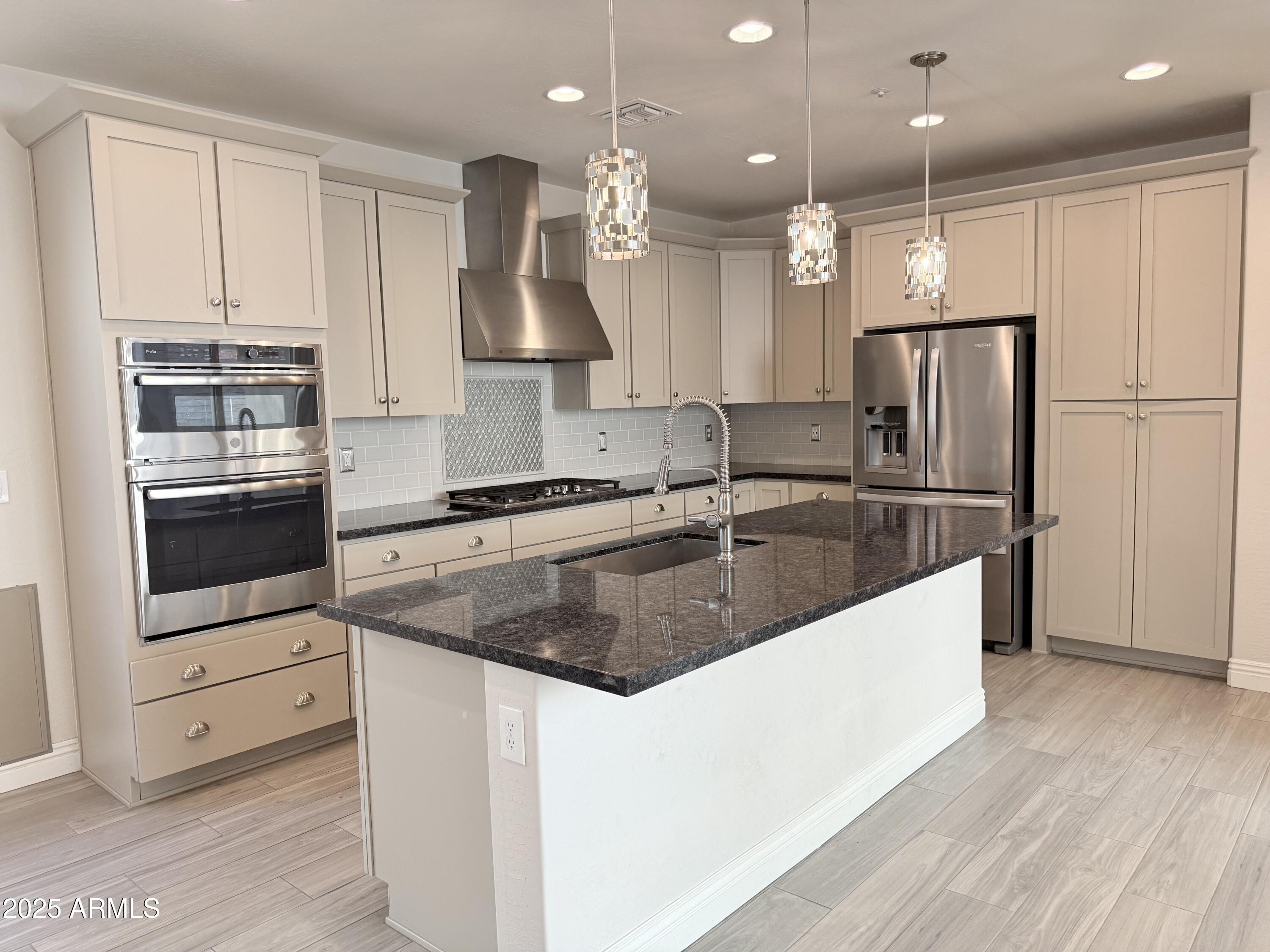 2366 W Gloria Lane