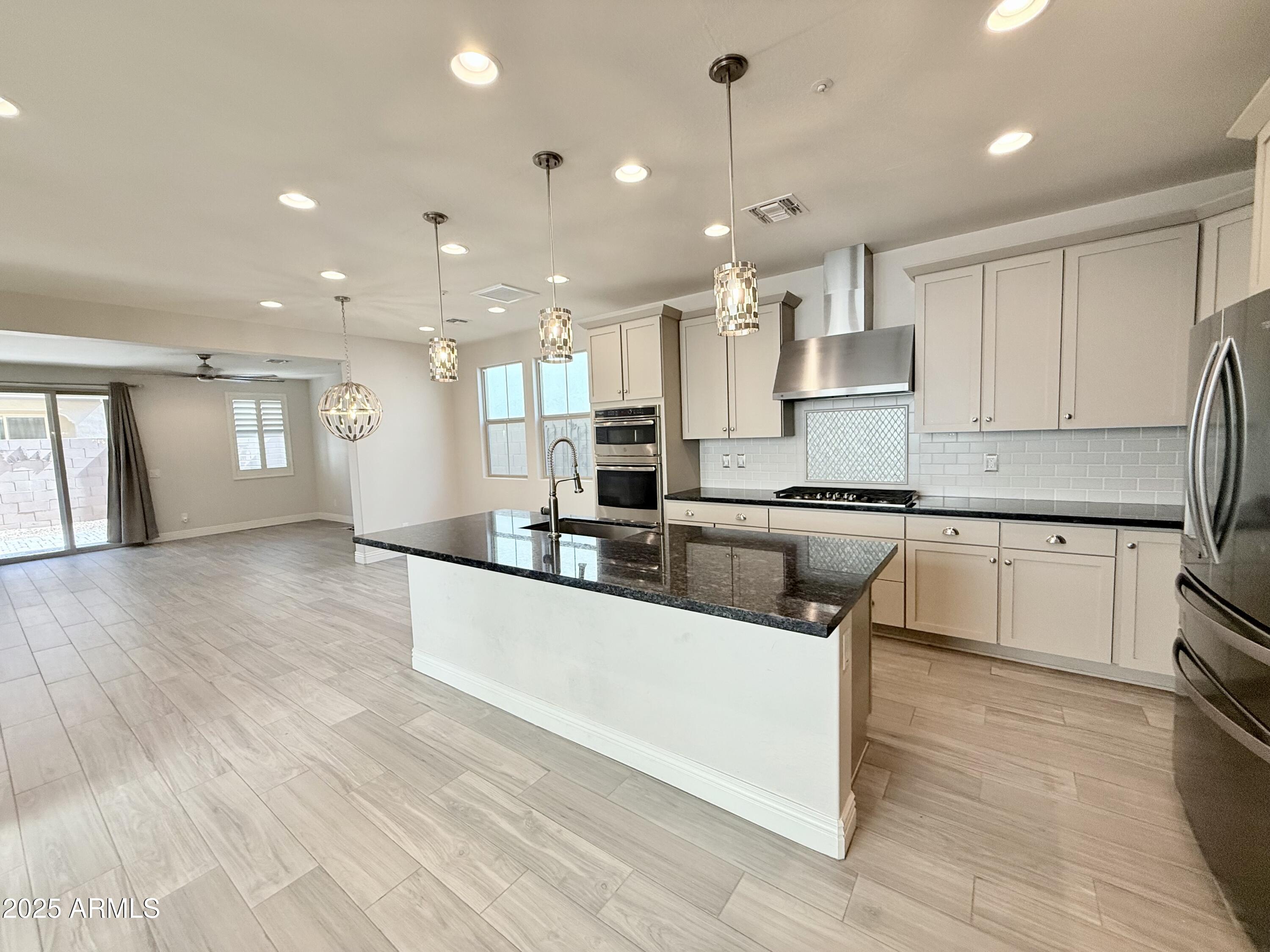 2366 W Gloria Lane