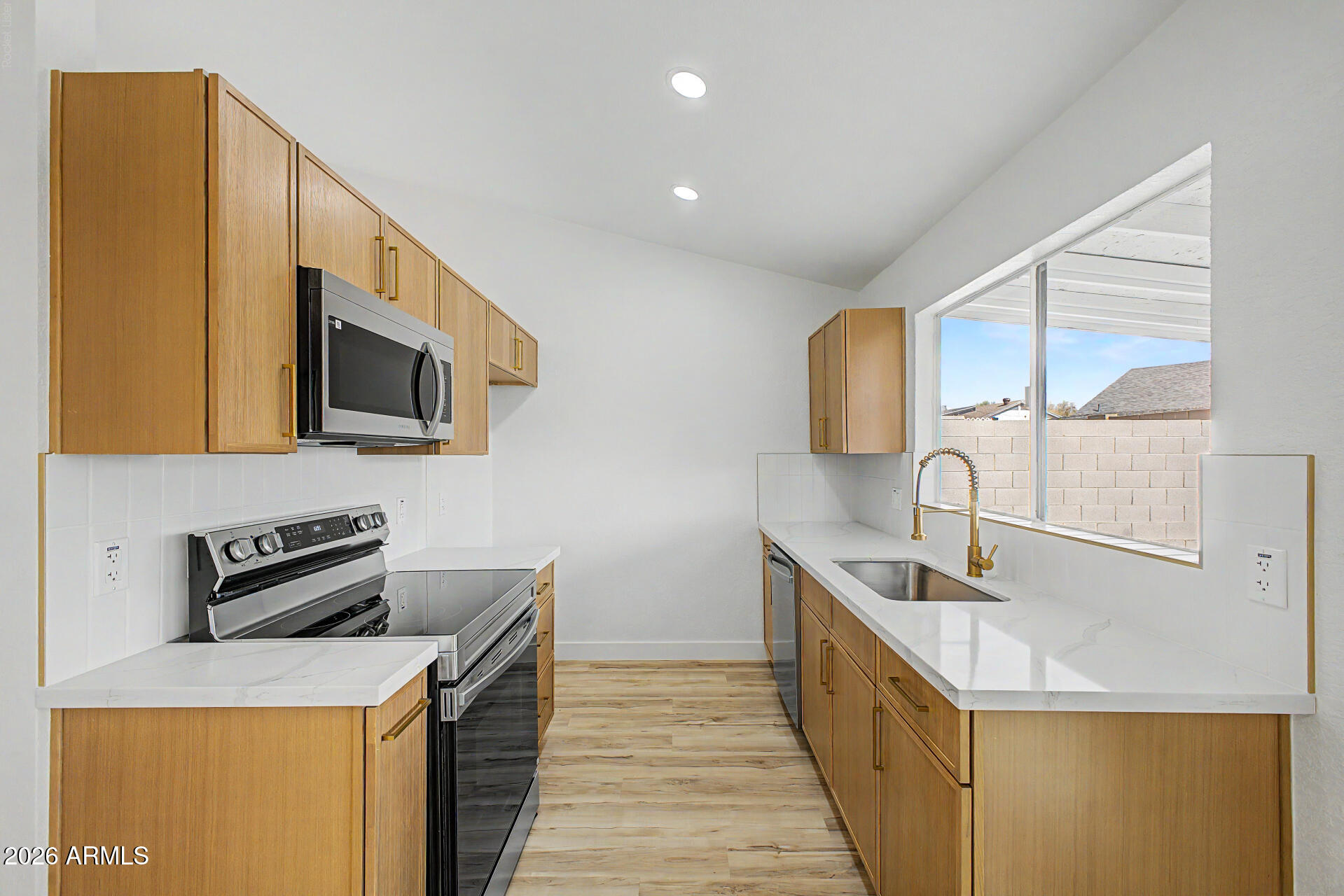 3033 W TONOPAH Drive