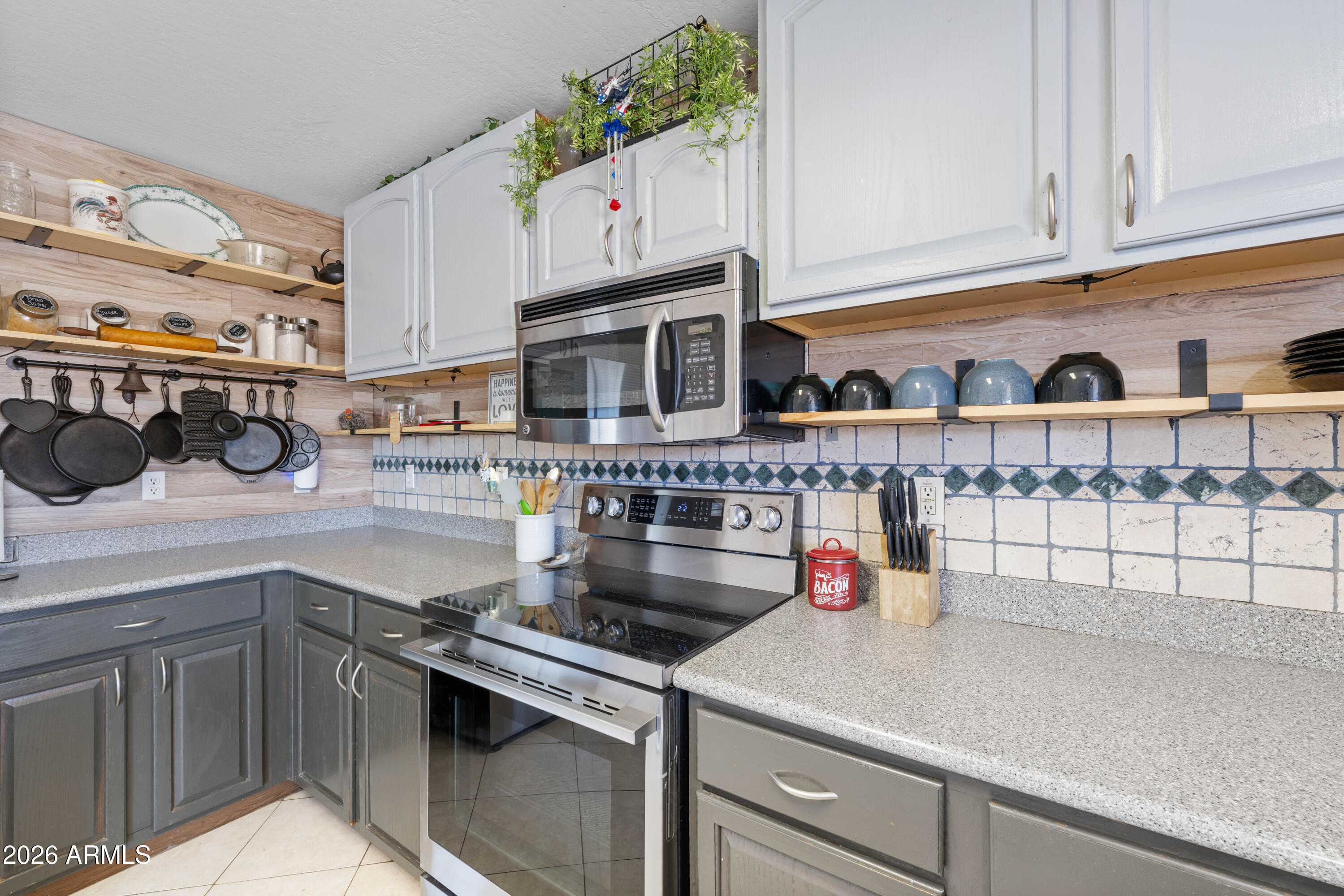 968 W 10TH Avenue