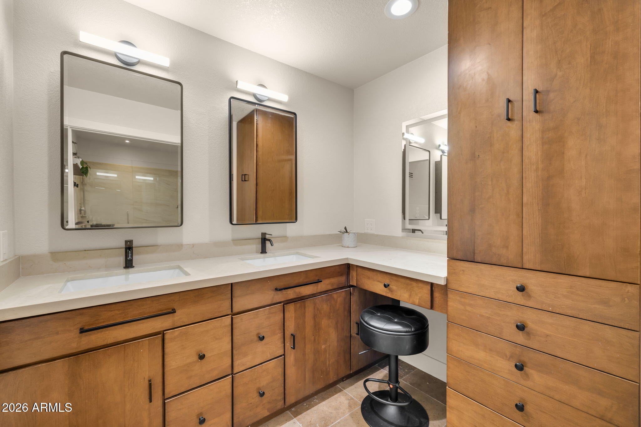 7609 N LYNN OAKS Drive