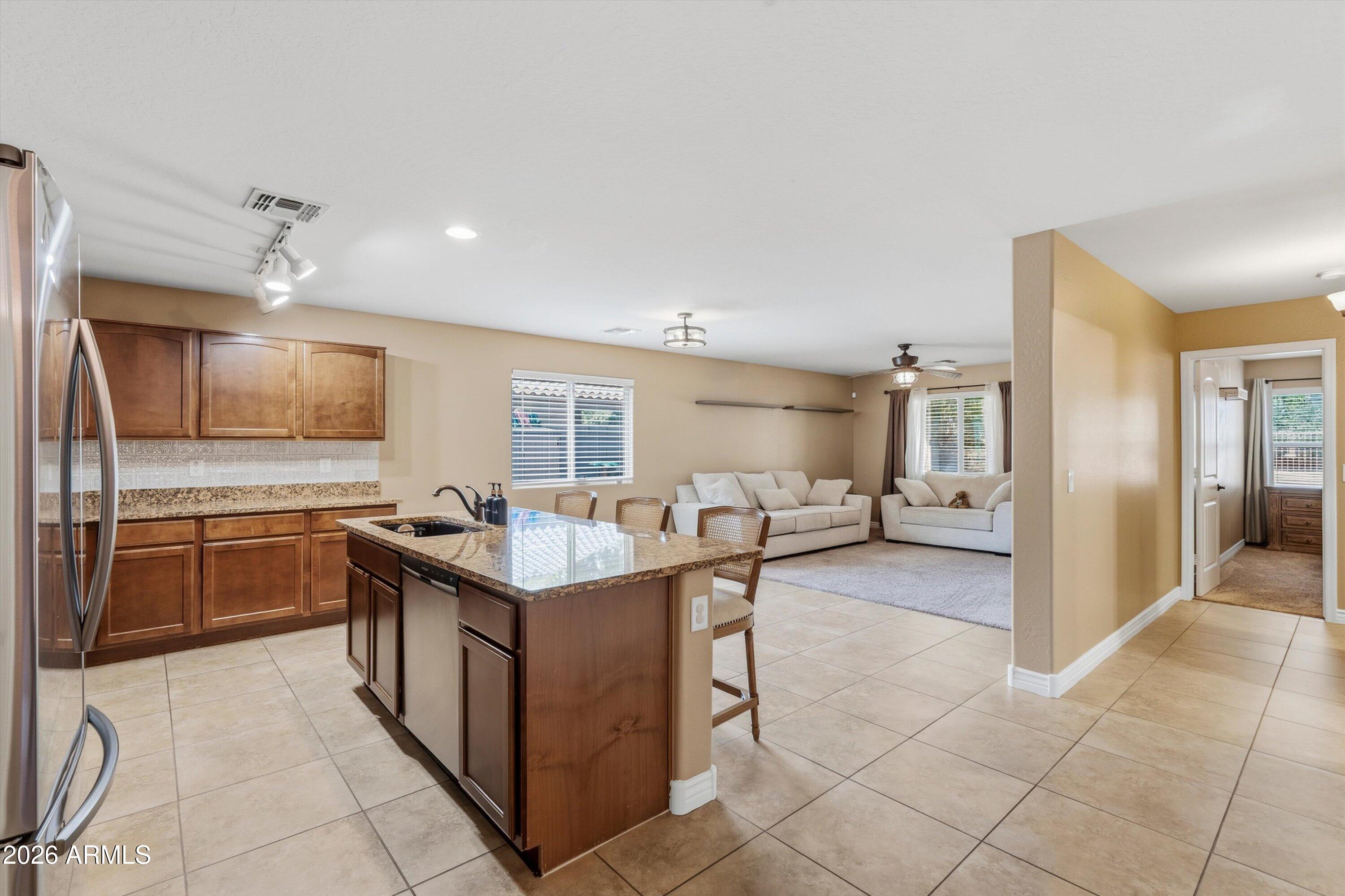 1867 N VISTA Lane