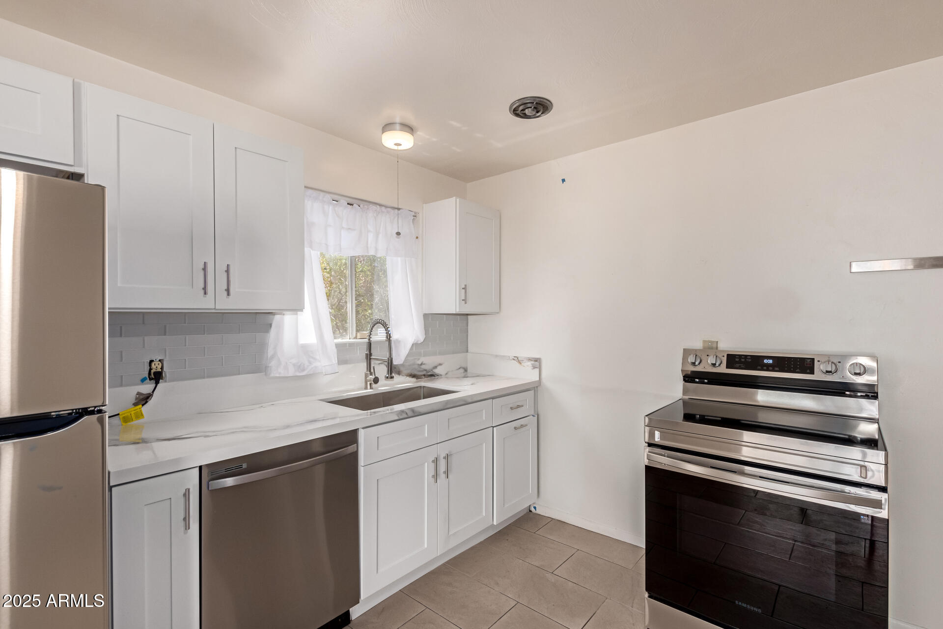 1407 E El Camino Drive