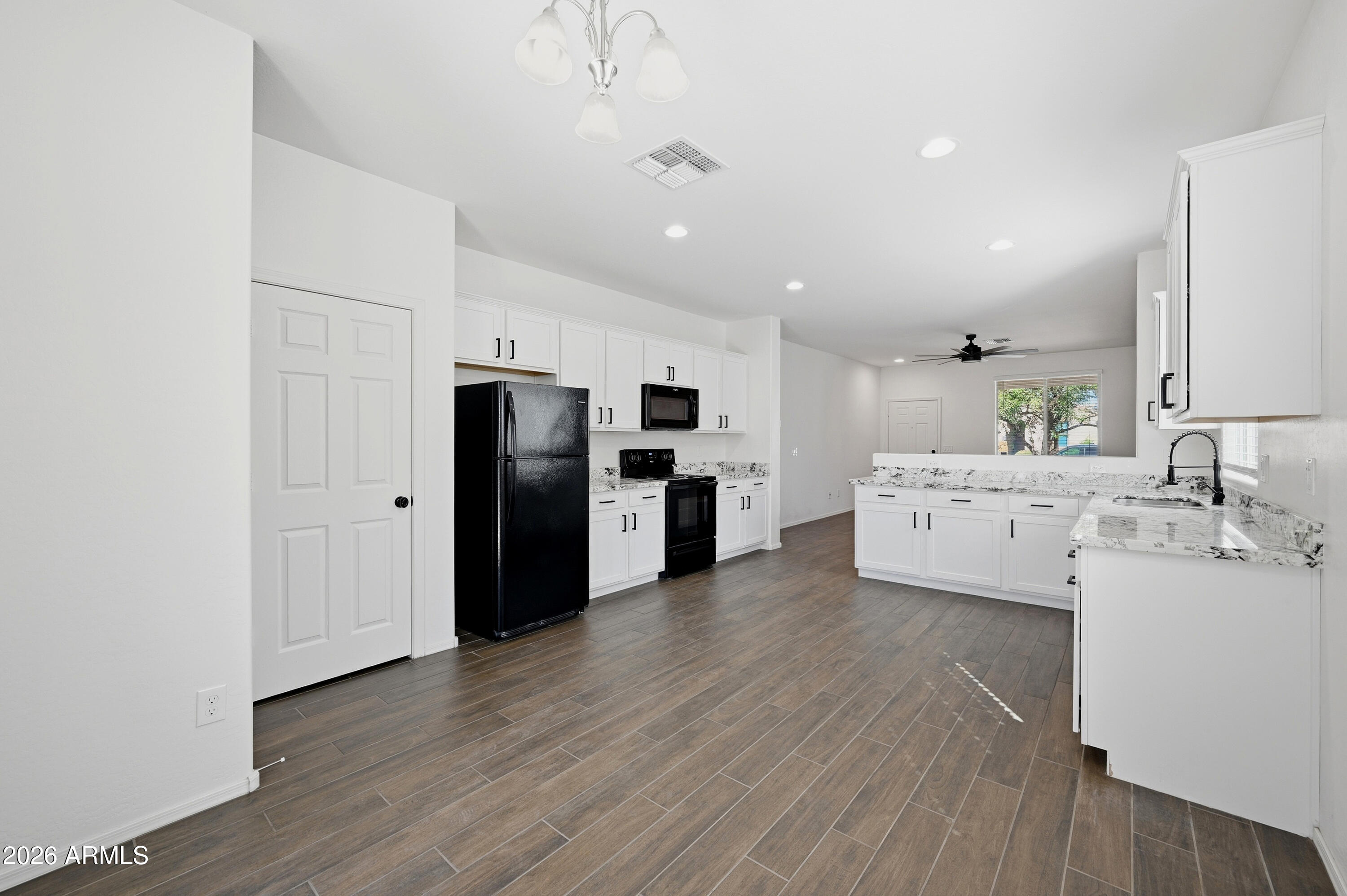 7337 W MAGNOLIA Street