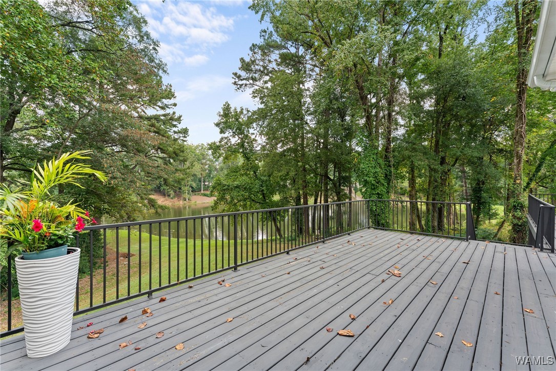 933 OVERLOOK Road N