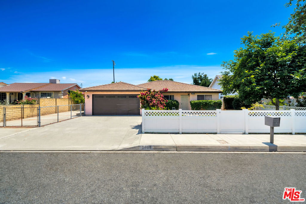 1856 Glenpark Street