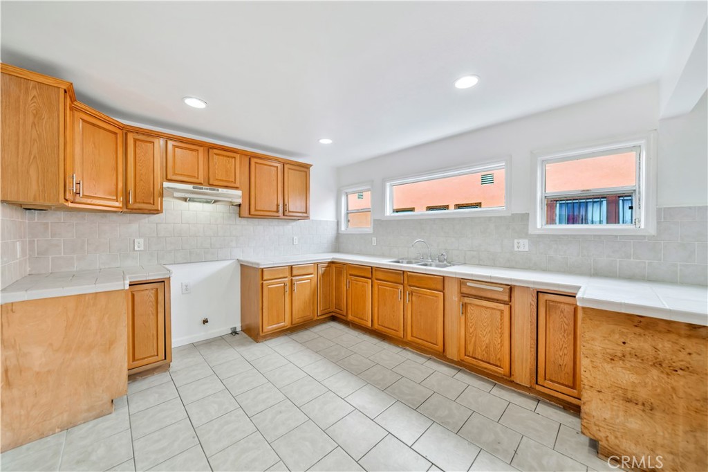 3941 S Van Ness Avenue