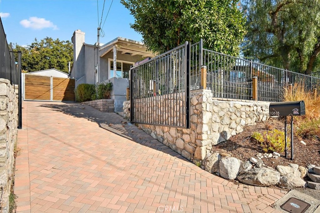 10618 Fitzroy Avenue