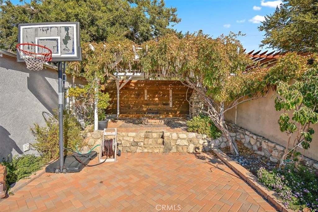 10618 Fitzroy Avenue