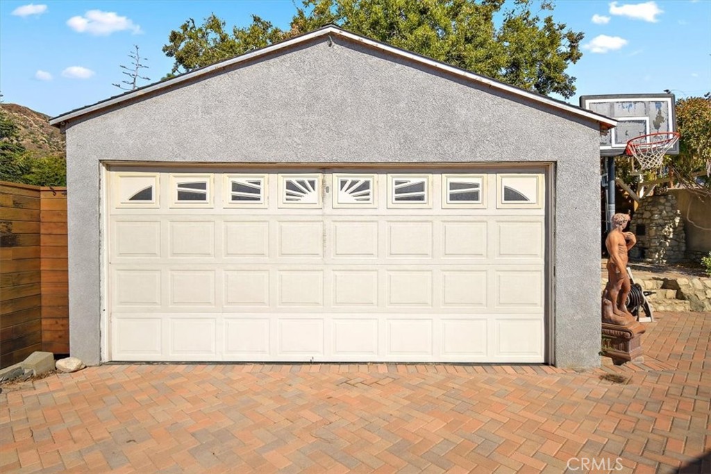 10618 Fitzroy Avenue