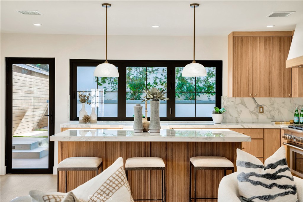 2605 N Poinsettia Avenue