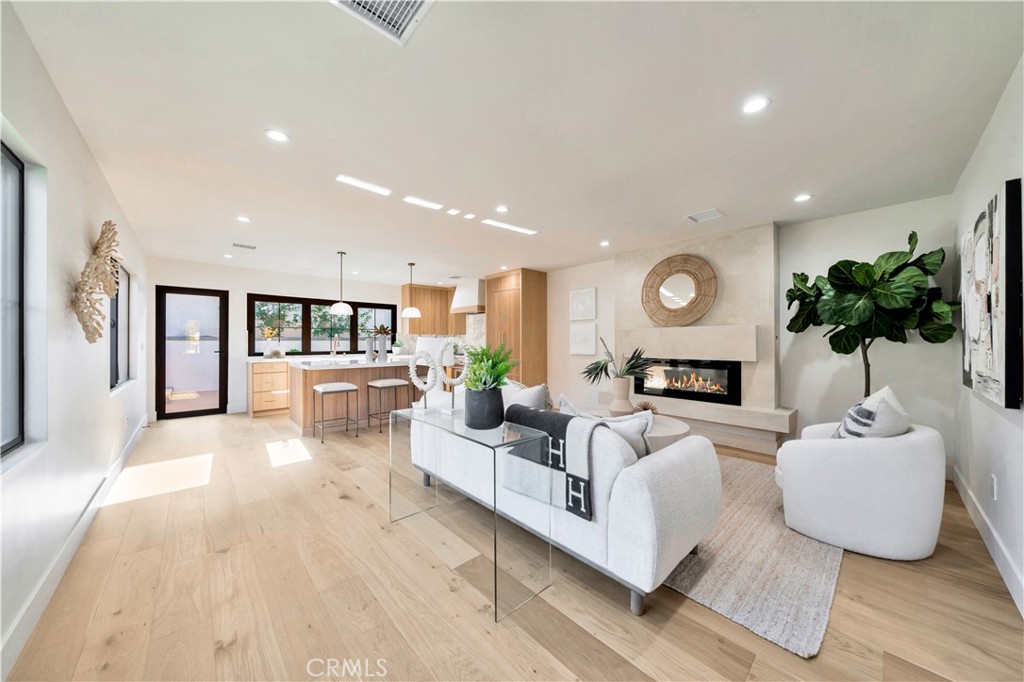 2605 N Poinsettia Avenue