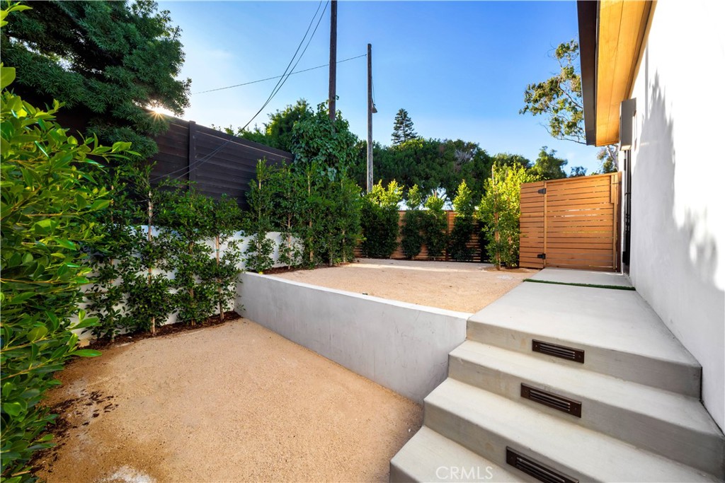 2605 N Poinsettia Avenue