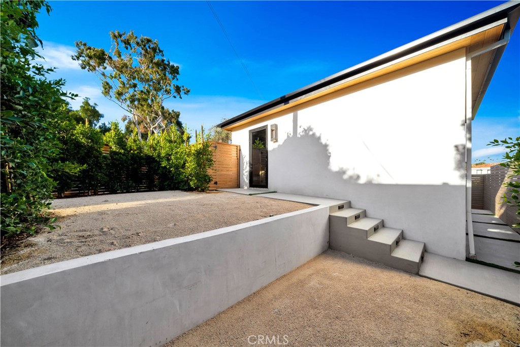 2605 N Poinsettia Avenue