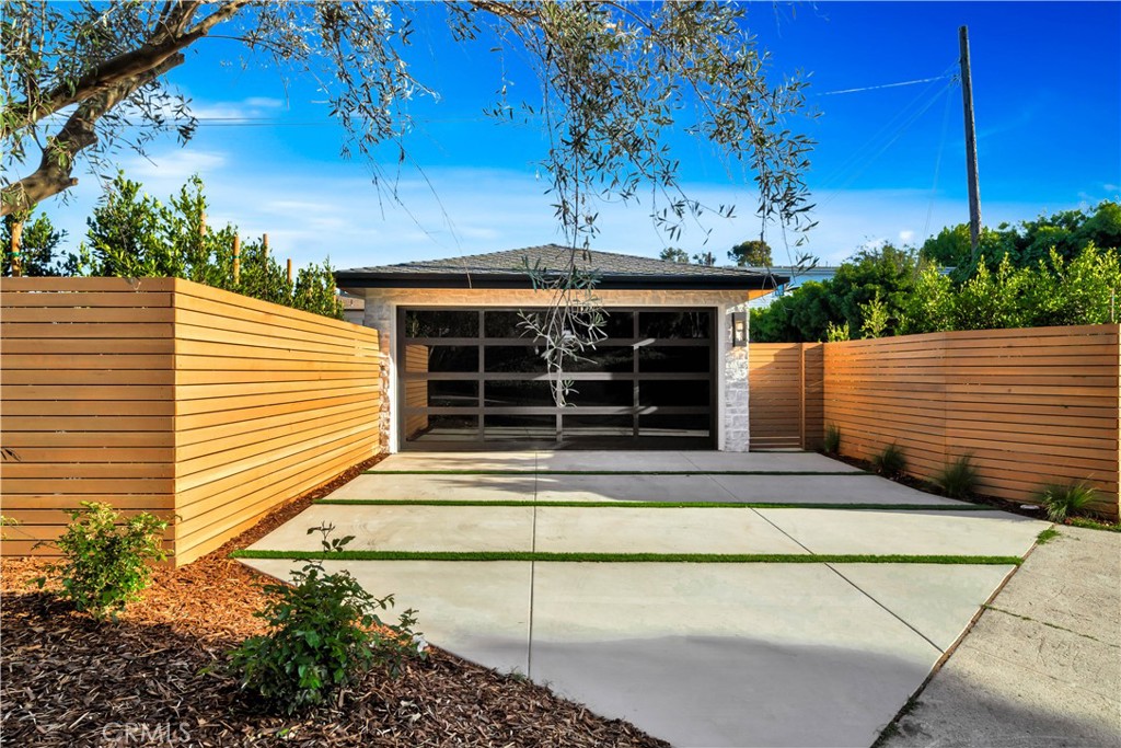 2605 N Poinsettia Avenue