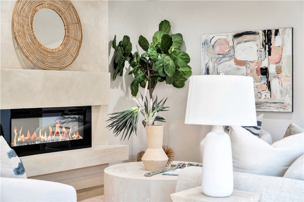 2605 N Poinsettia Avenue