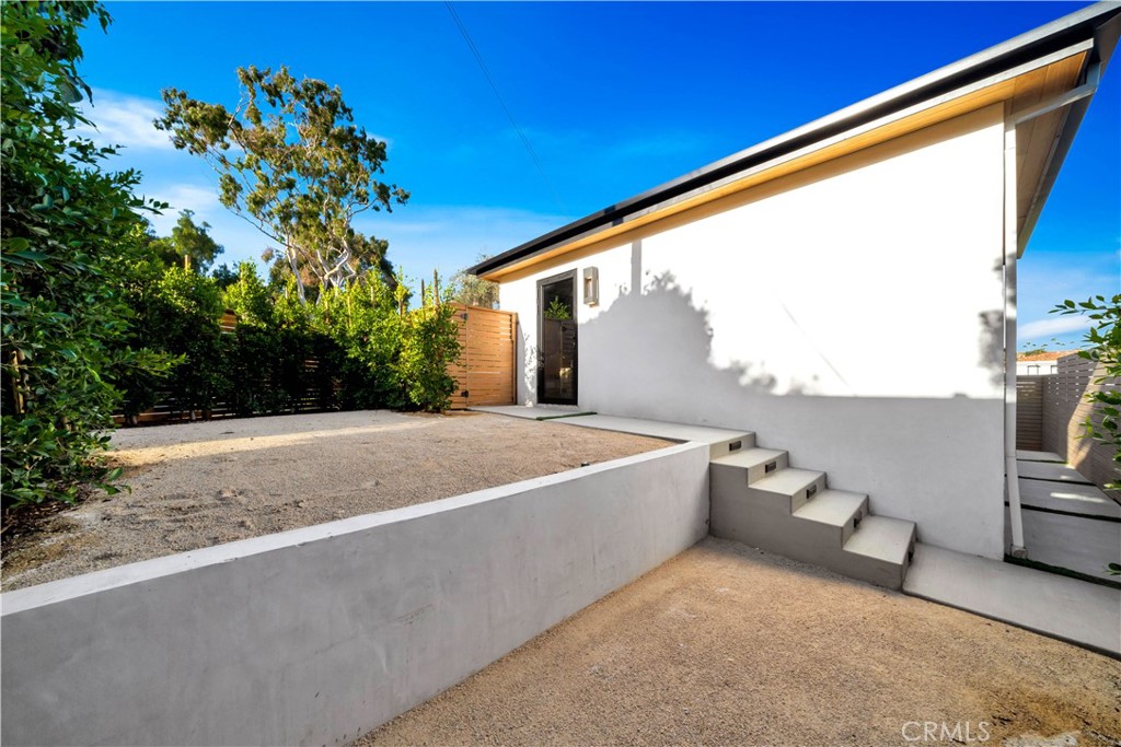 2605 N Poinsettia Avenue