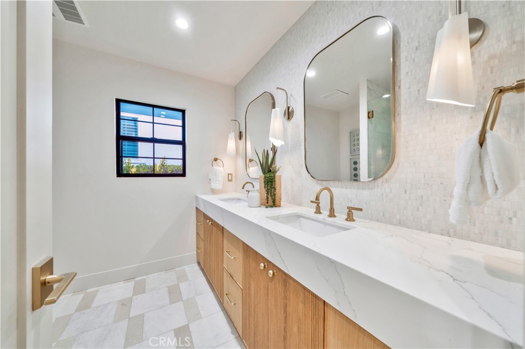 2605 N Poinsettia Avenue