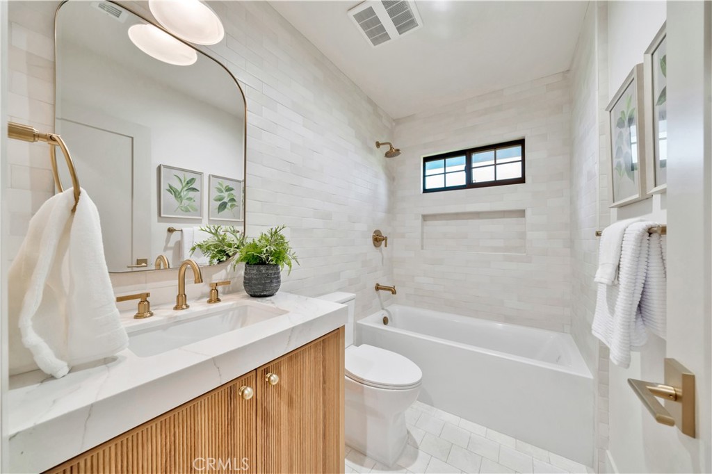 2605 N Poinsettia Avenue