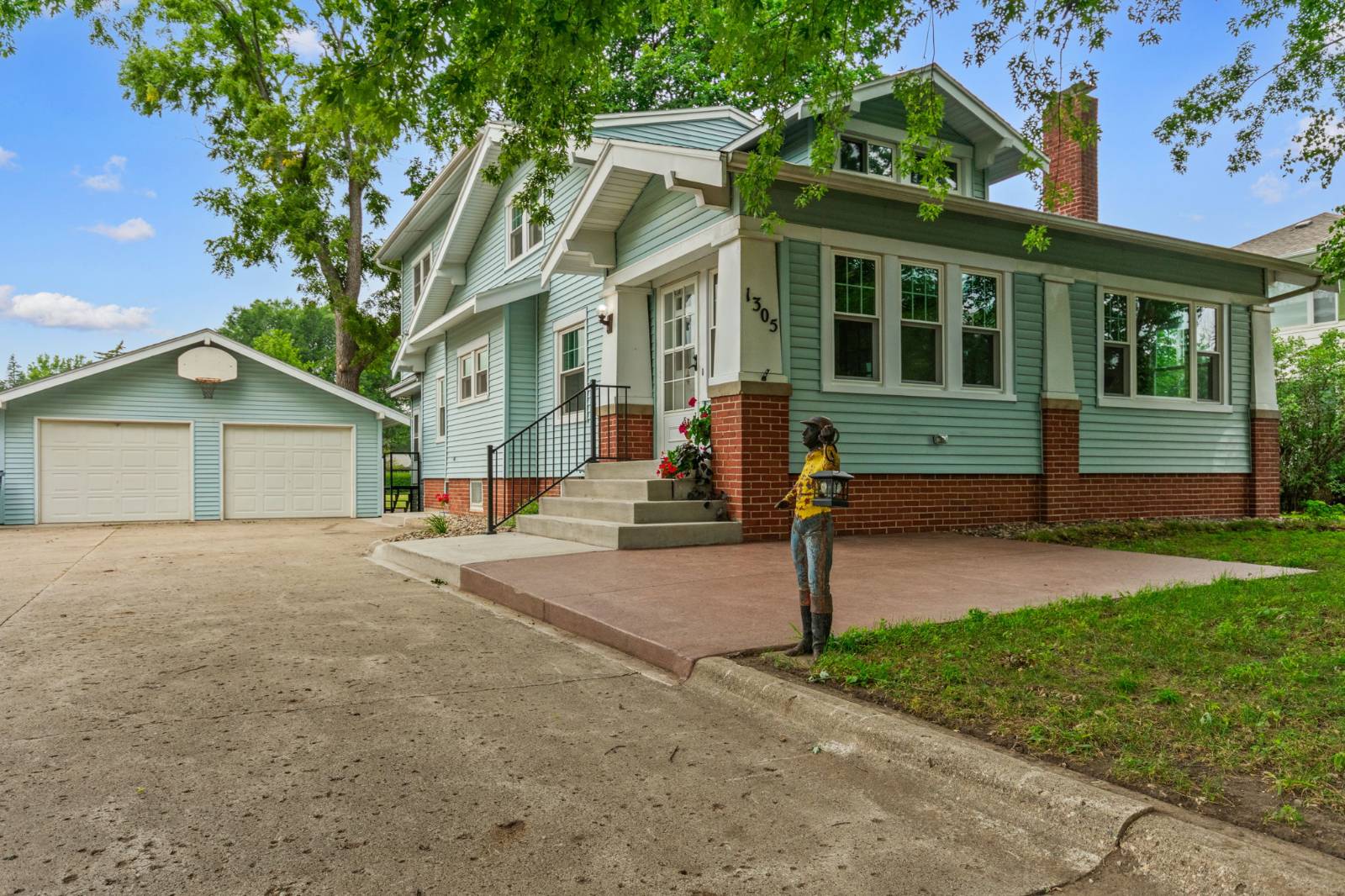 1305 Grand Ave