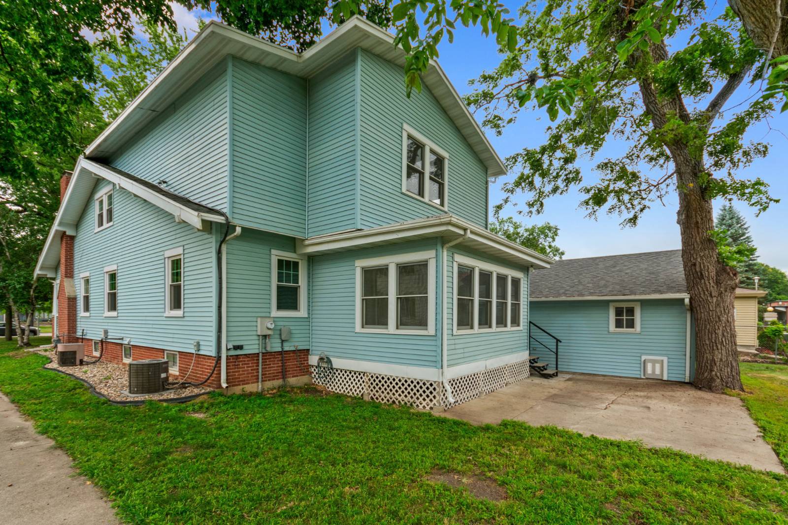 1305 Grand Ave