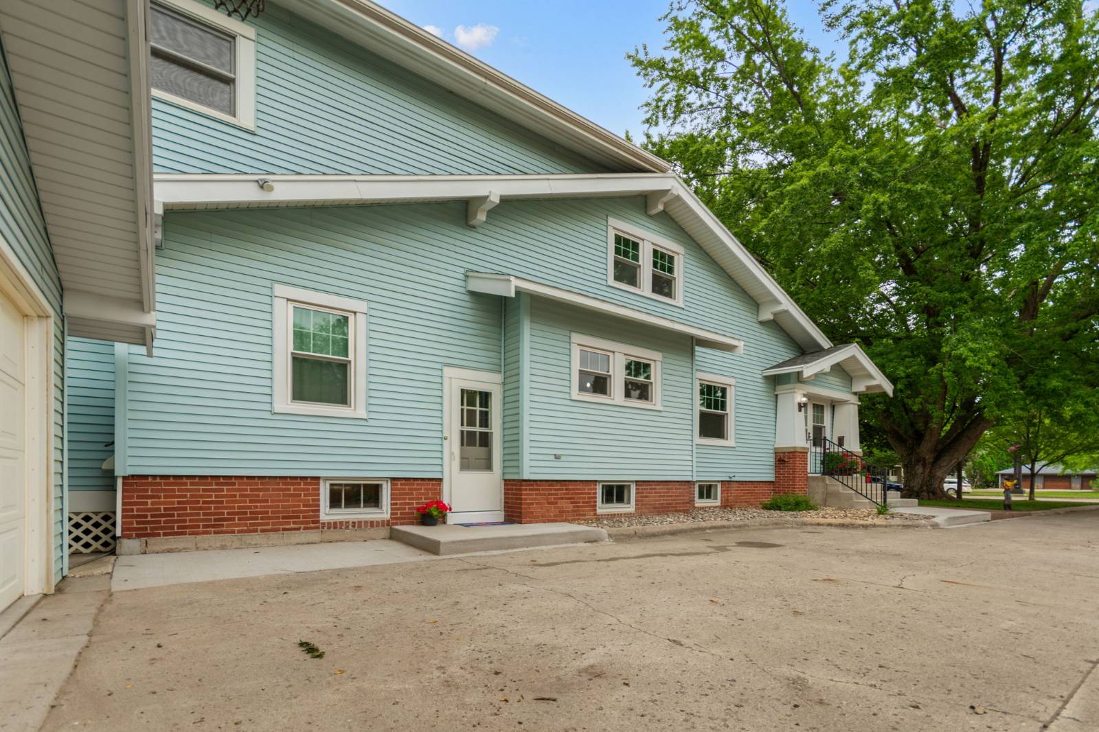 1305 Grand Ave