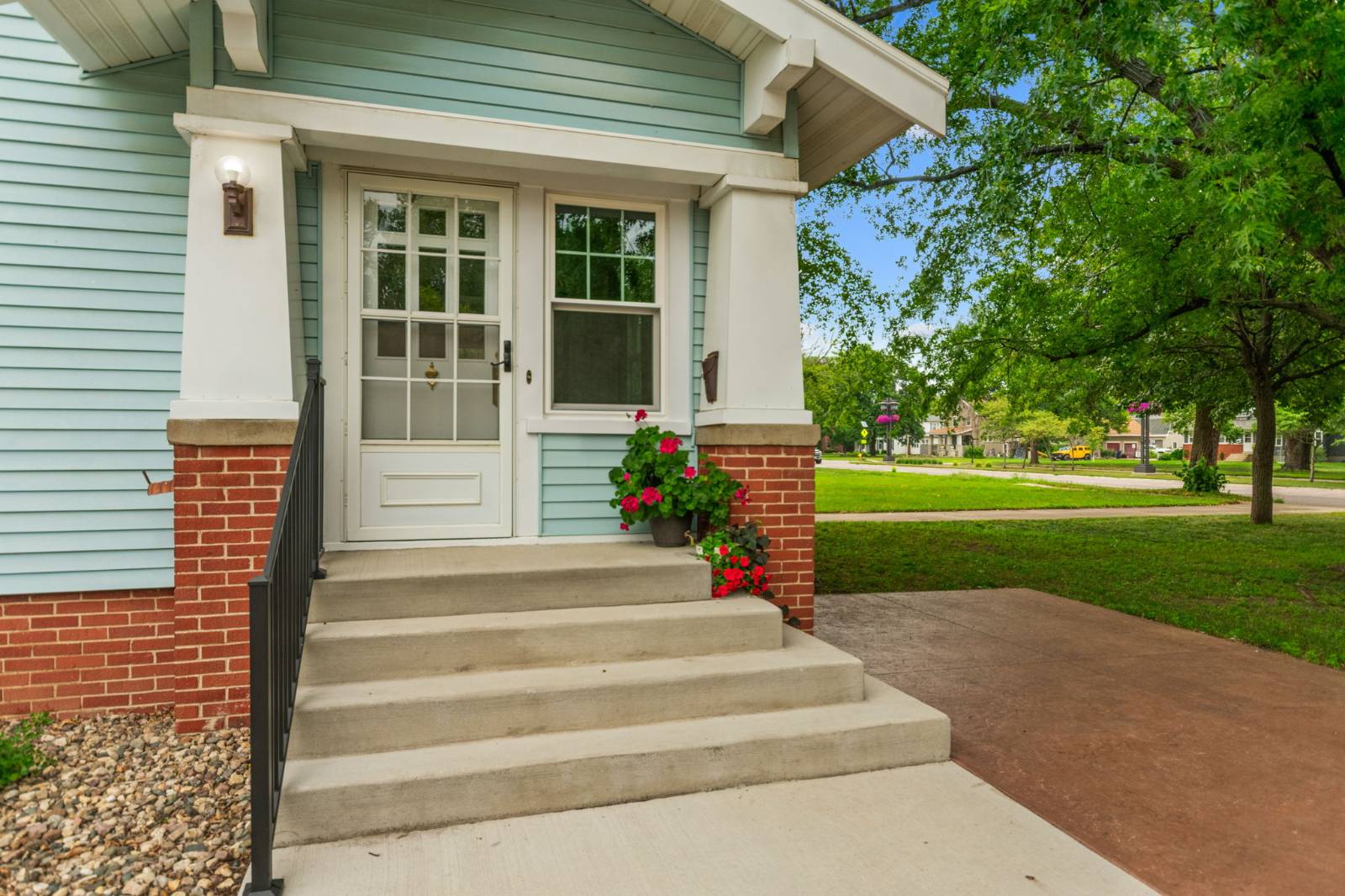 1305 Grand Ave