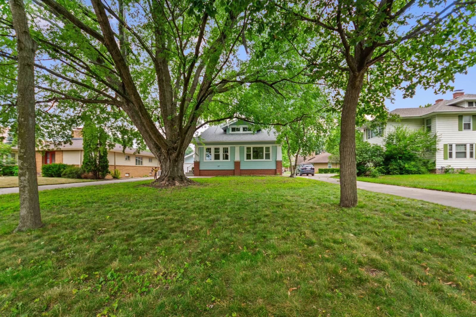 1305 Grand Ave